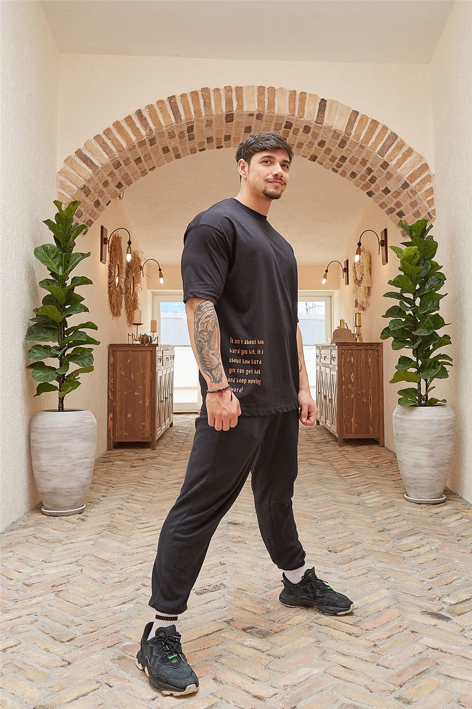 Ense ve Bel Detaylı Siyah Oversize T-Shirt