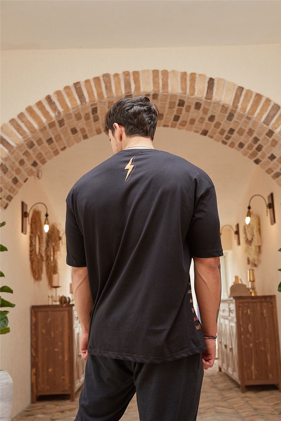 Ense ve Bel Detaylı Siyah Oversize T-Shirt