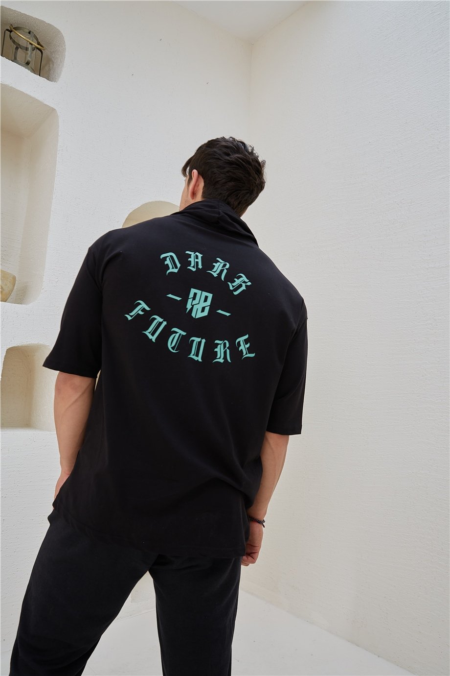 Sırtı Baskılı Kapşonlu Siyah Oversize T-Shirt