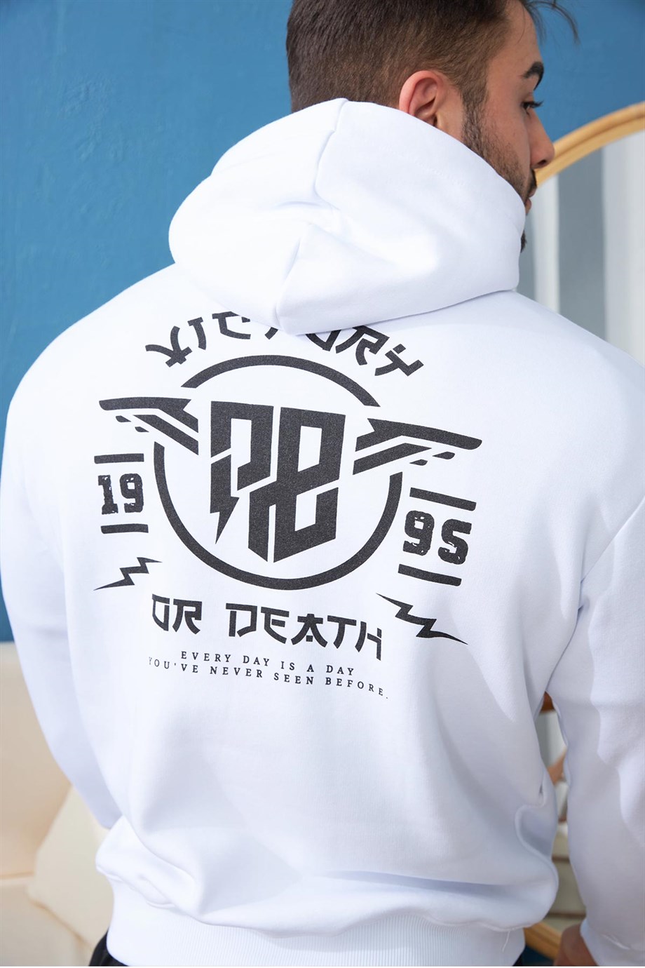 Sırtı Baskılı Kapüşonlu Oversize Beyaz Sweatshirt