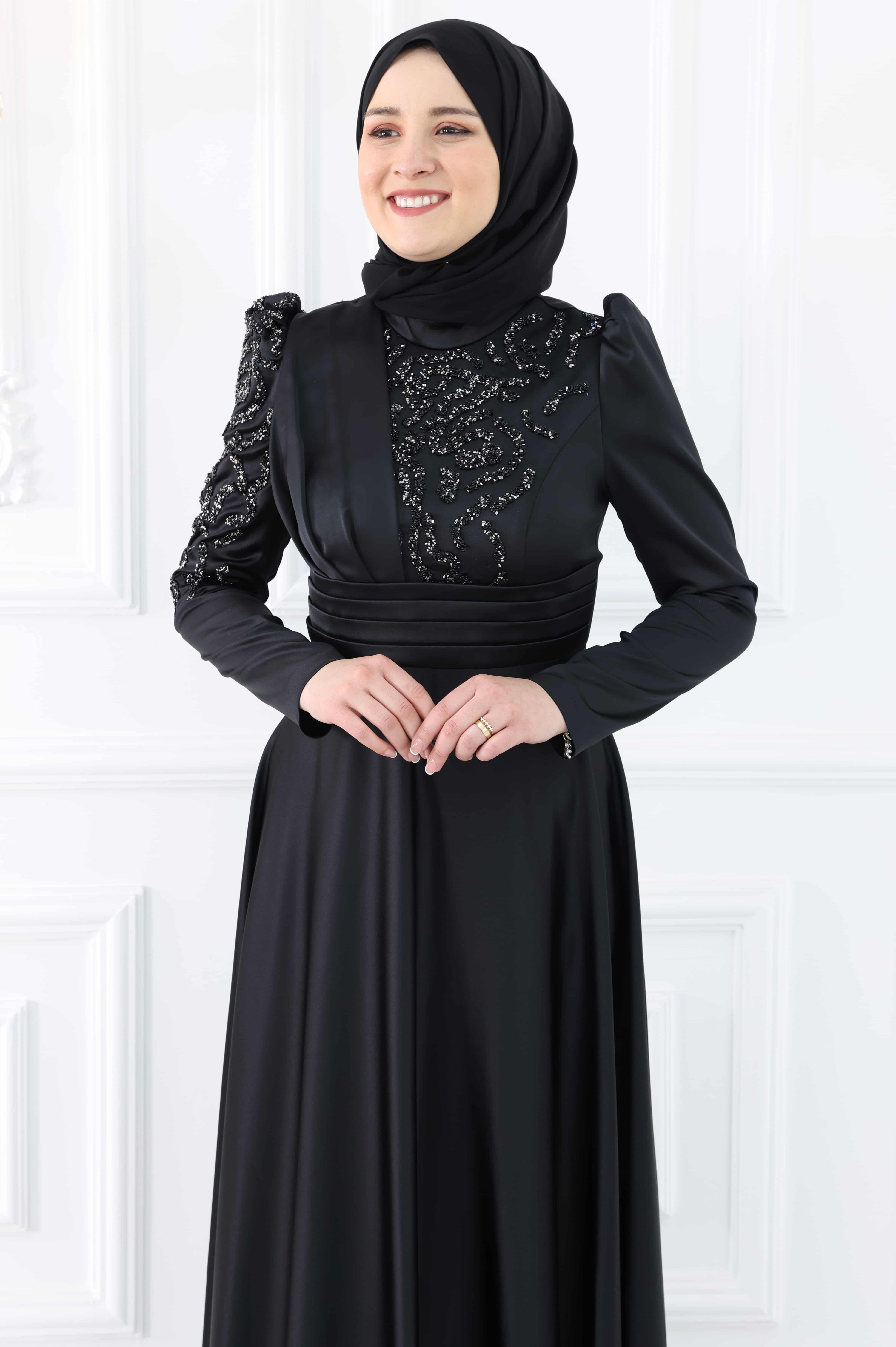 Amine Hüma Rümeysa Saten Abiye Siyah
