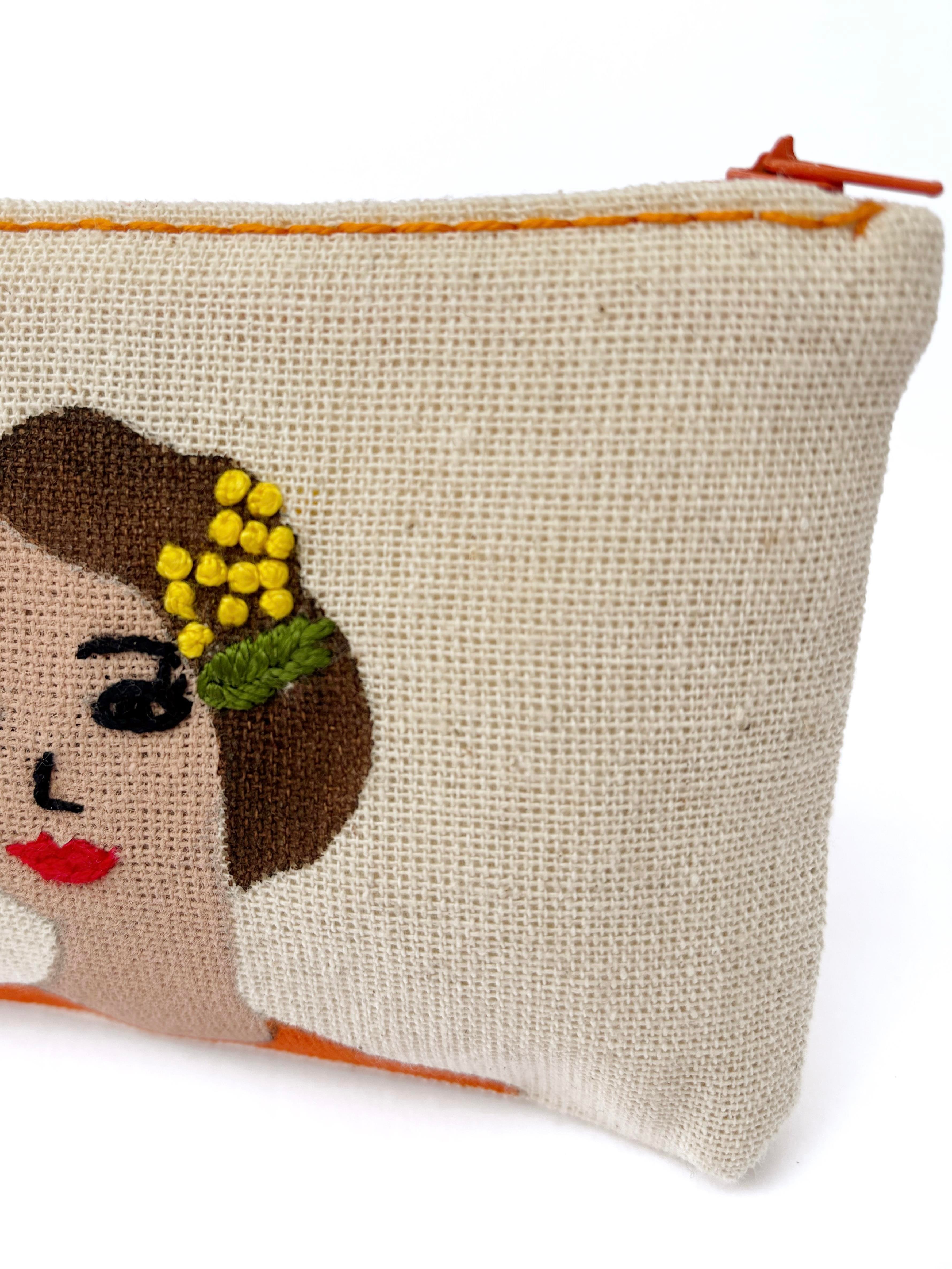 Daldaki Kedi Nakışlı Makyaj Çantası