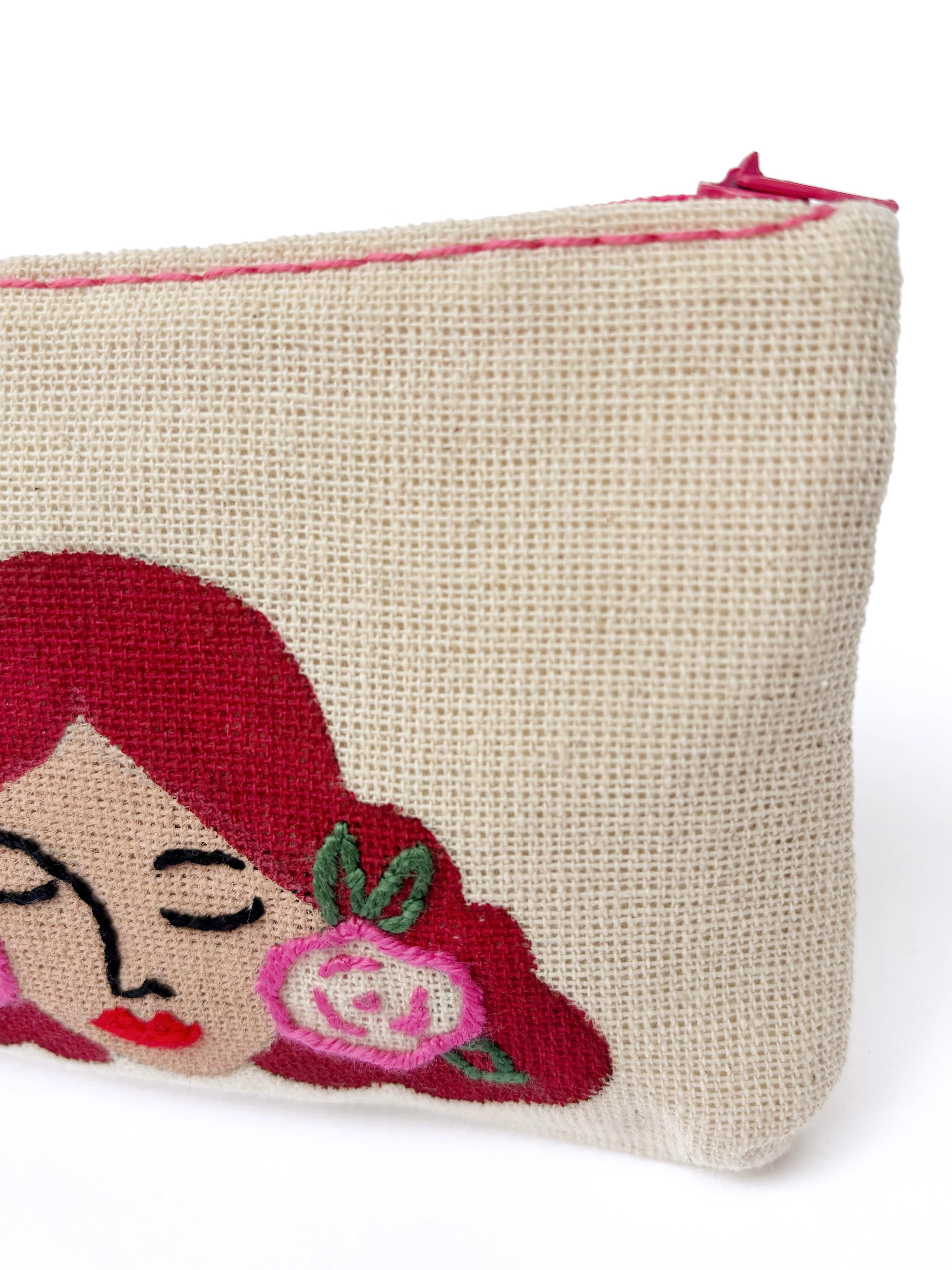 Kadın ve Düşler Nakışlı Makyaj Çantası