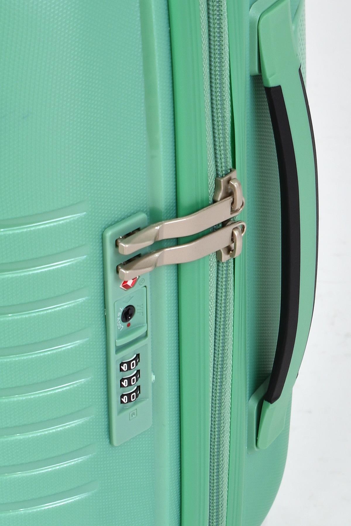 {Pierre Cardin}