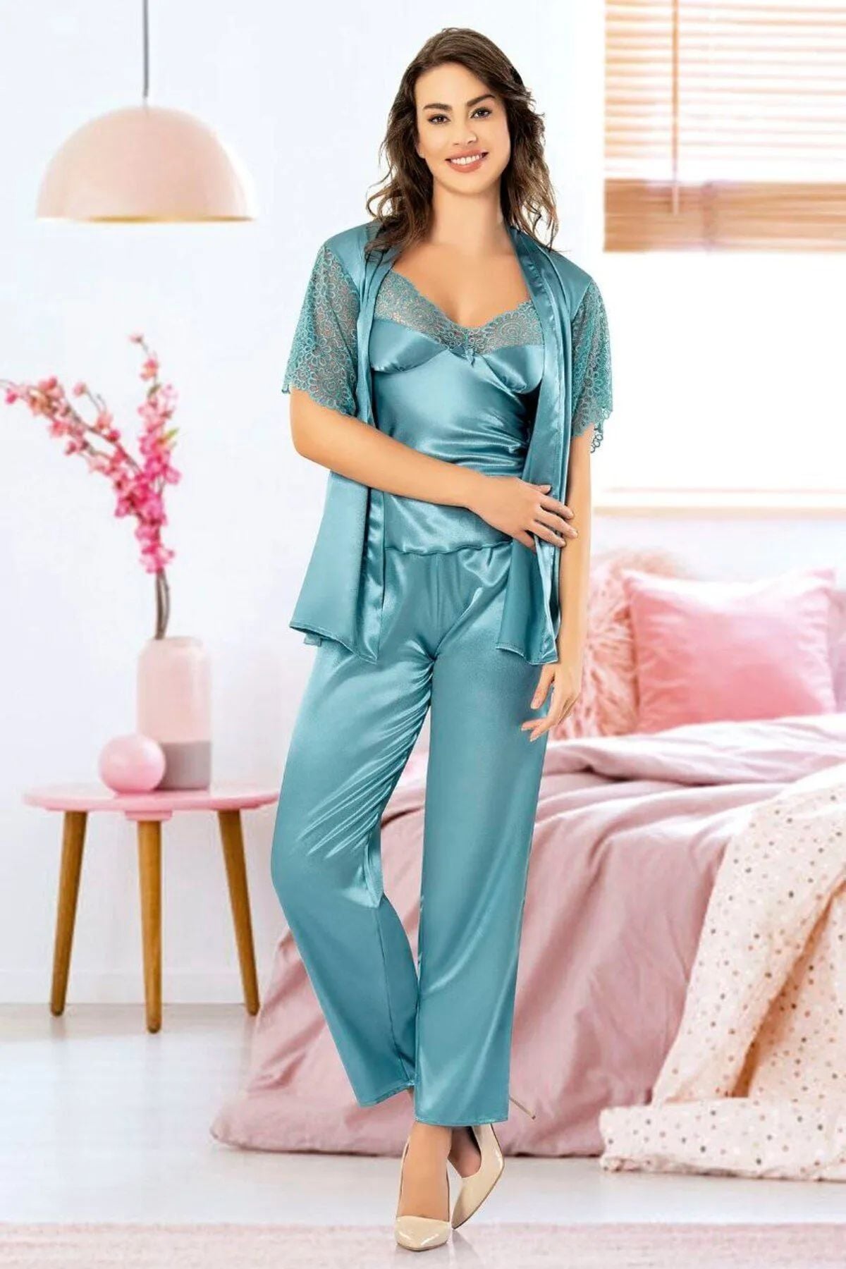 Sabahlıklı Pijama TakımlarFaal 4909 Kadın Dantel Detaylı Saten Sabahlıklı İp Askılı Pijama Takım-Mavi | Pijamapazari.comFaal 4909 Kadın Dantel Detaylı Saten Sabahlıklı İp Askılı Pijama Takım-Mavi