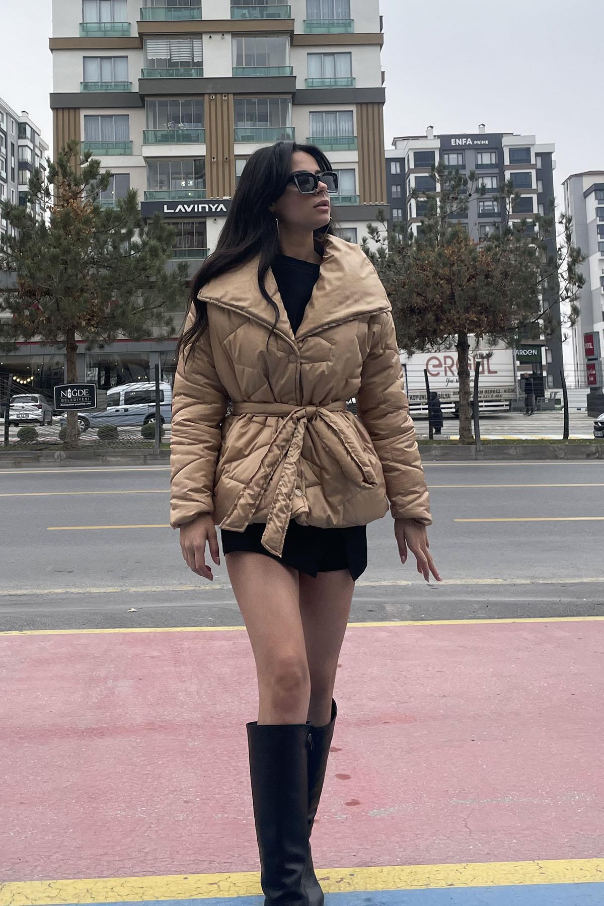 Geniş Yaka Kapitone Şişme Kısa Mont - Camel GÜL