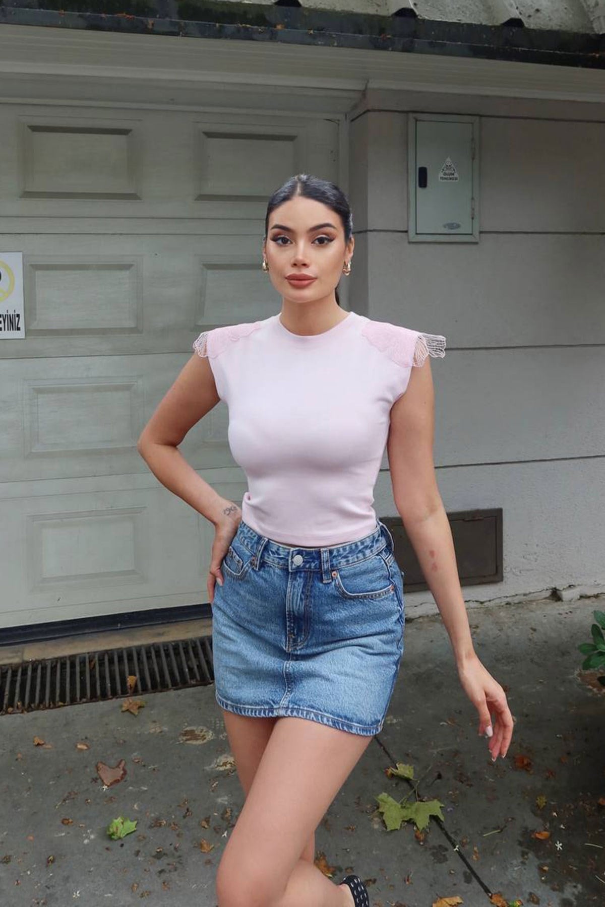 Omuzu Çiçek İşleme T-shirt PEMBE