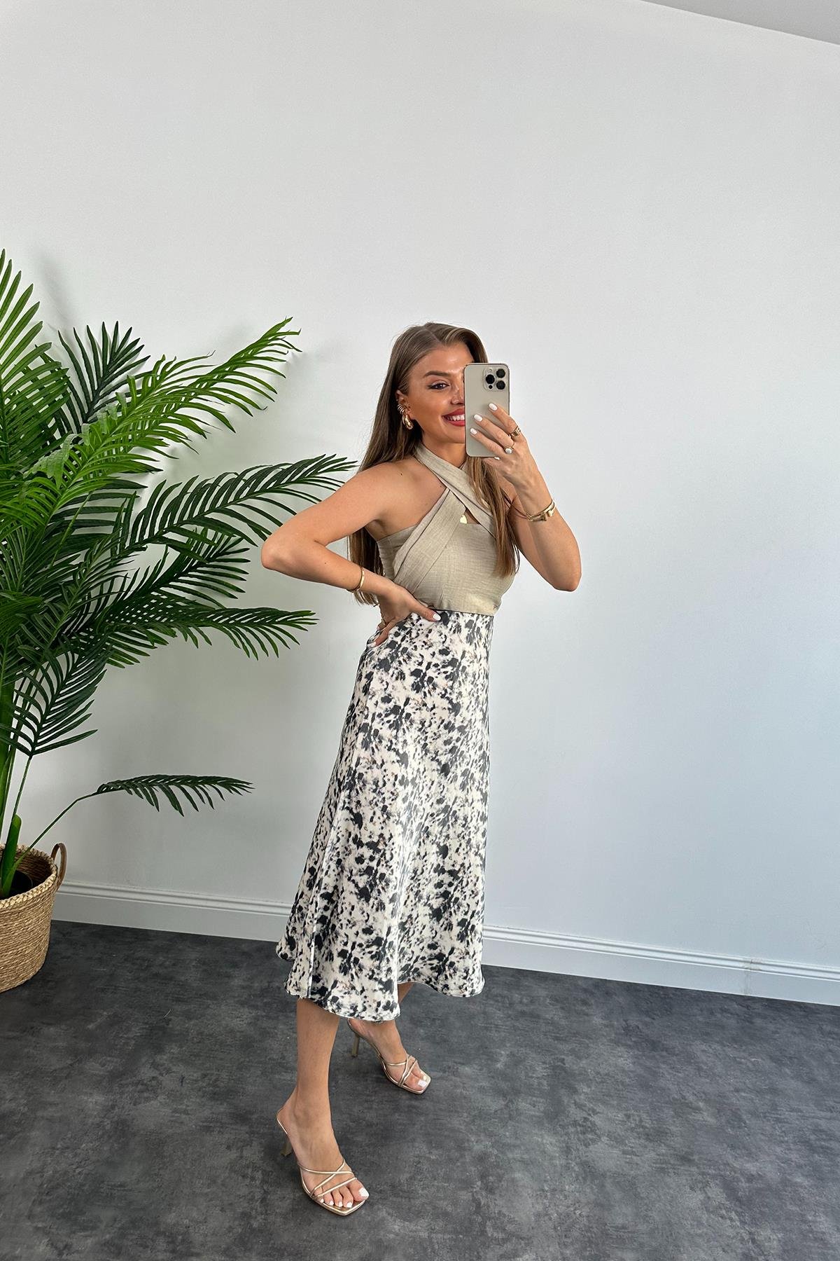 1. Sınıf Kalite Dışı Saten İçi Viskos Özel Dokulu Midi Boy Siyah Taş Desenli Etek