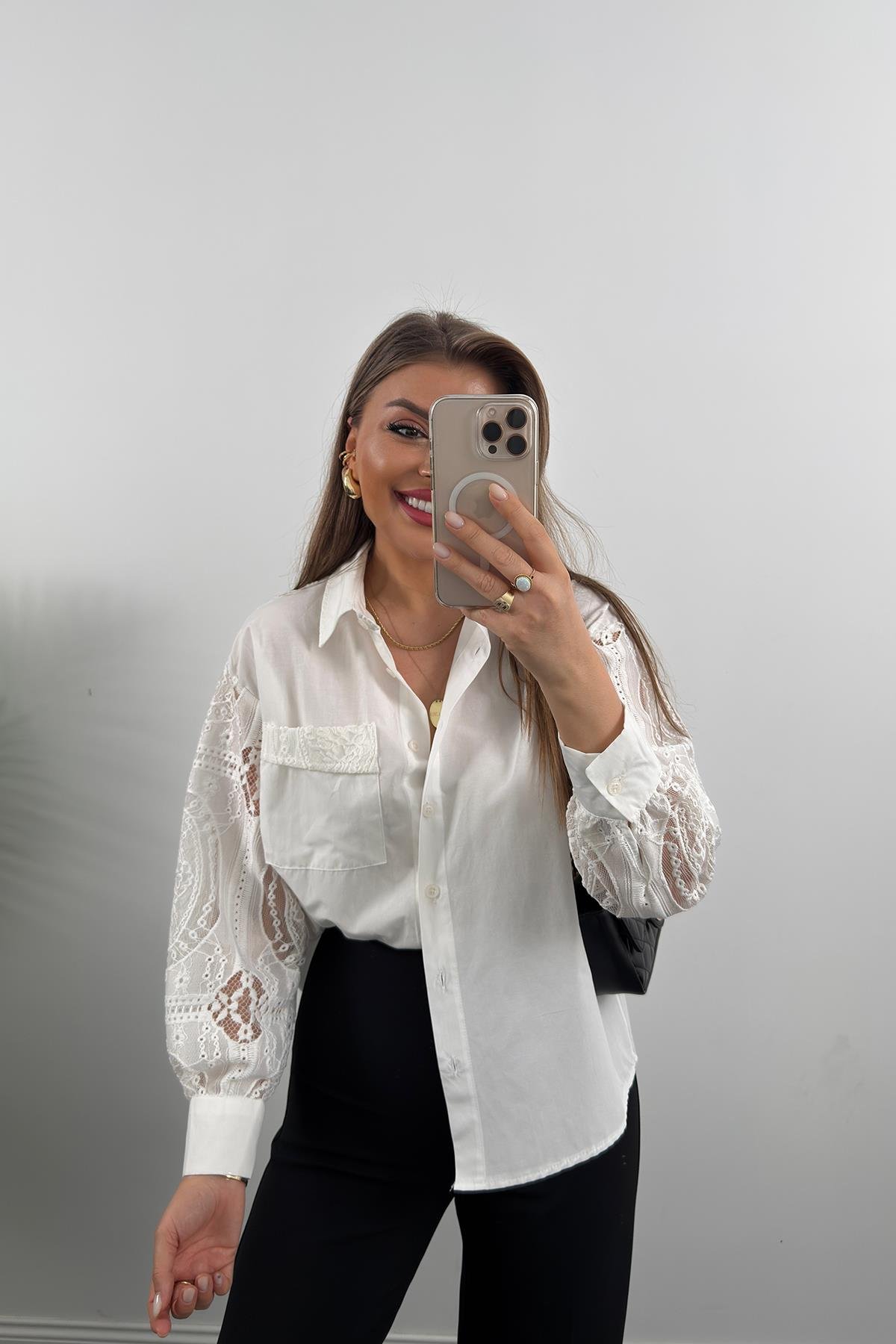 Bebe Marka Kolları Dantel Tasarım Gömlek Beyaz