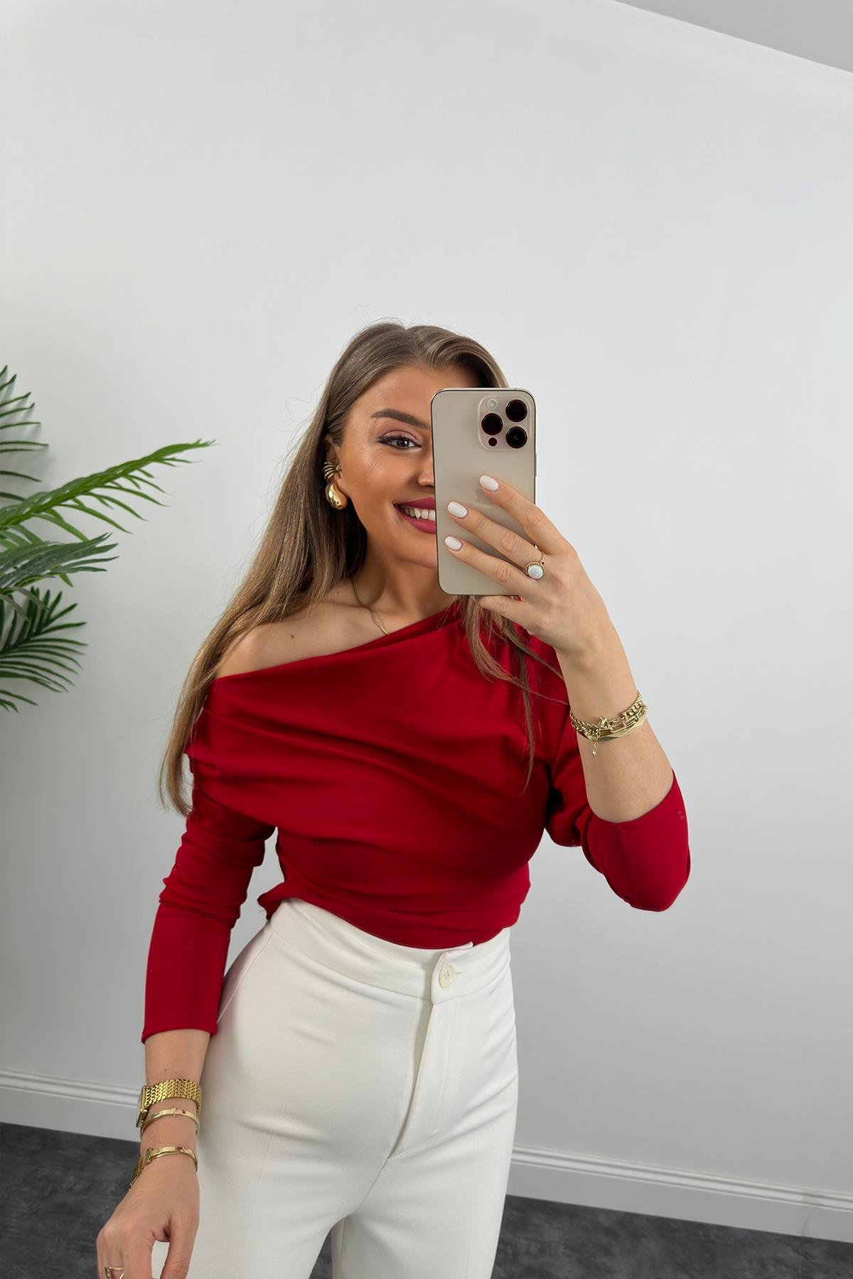 Düşük Omuz Drapeli Asimetrik Krep Bluz Kırmızı