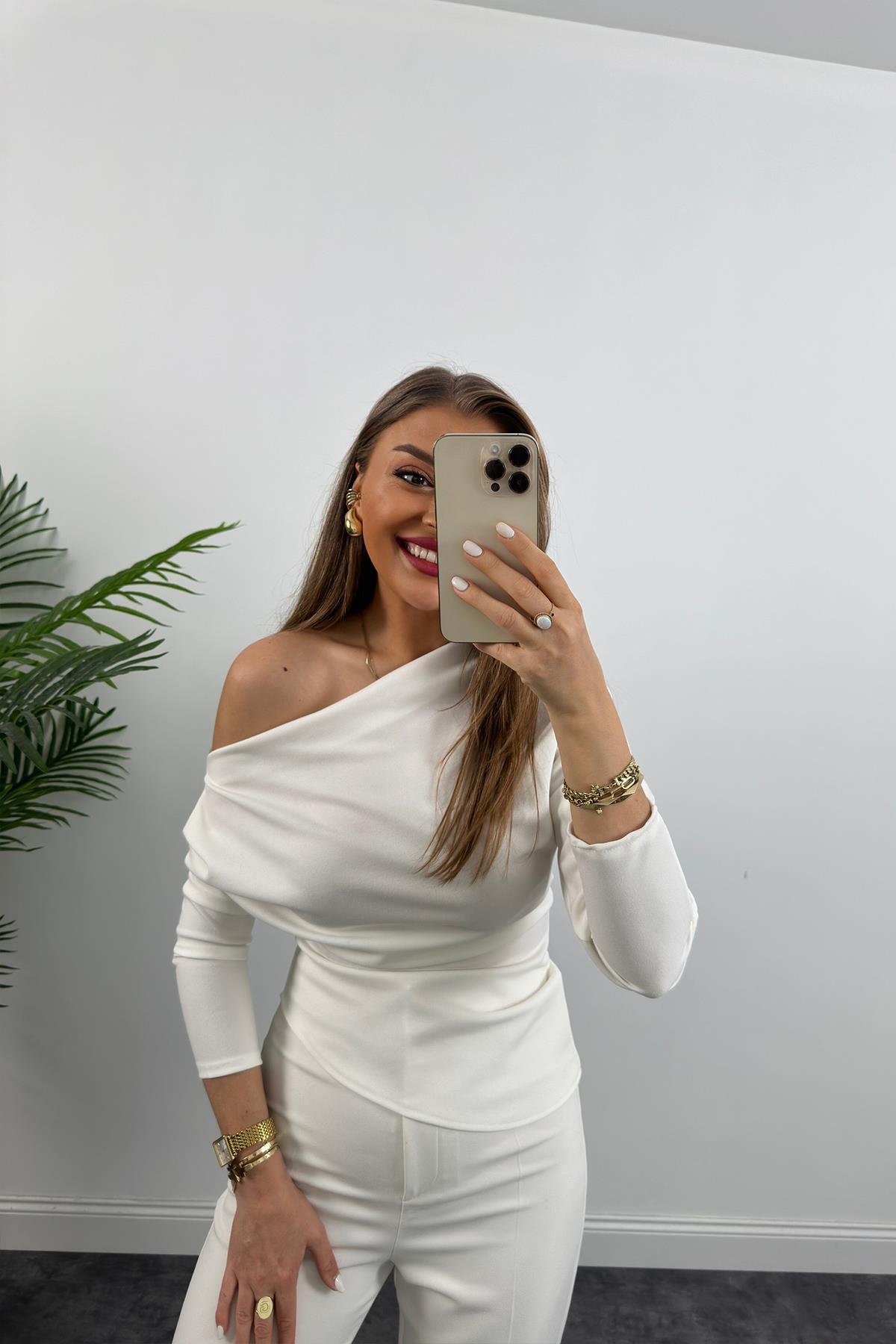 Düşük Omuz Drapeli Asimetrik Krep Bluz Beyaz