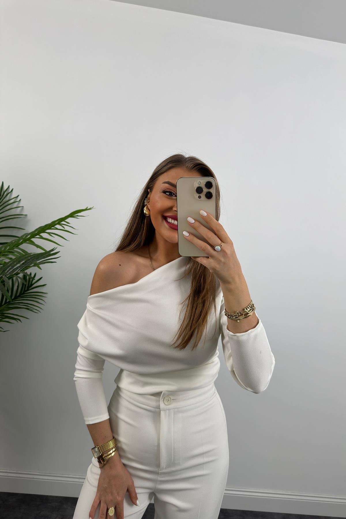 Düşük Omuz Drapeli Asimetrik Krep Bluz Beyaz