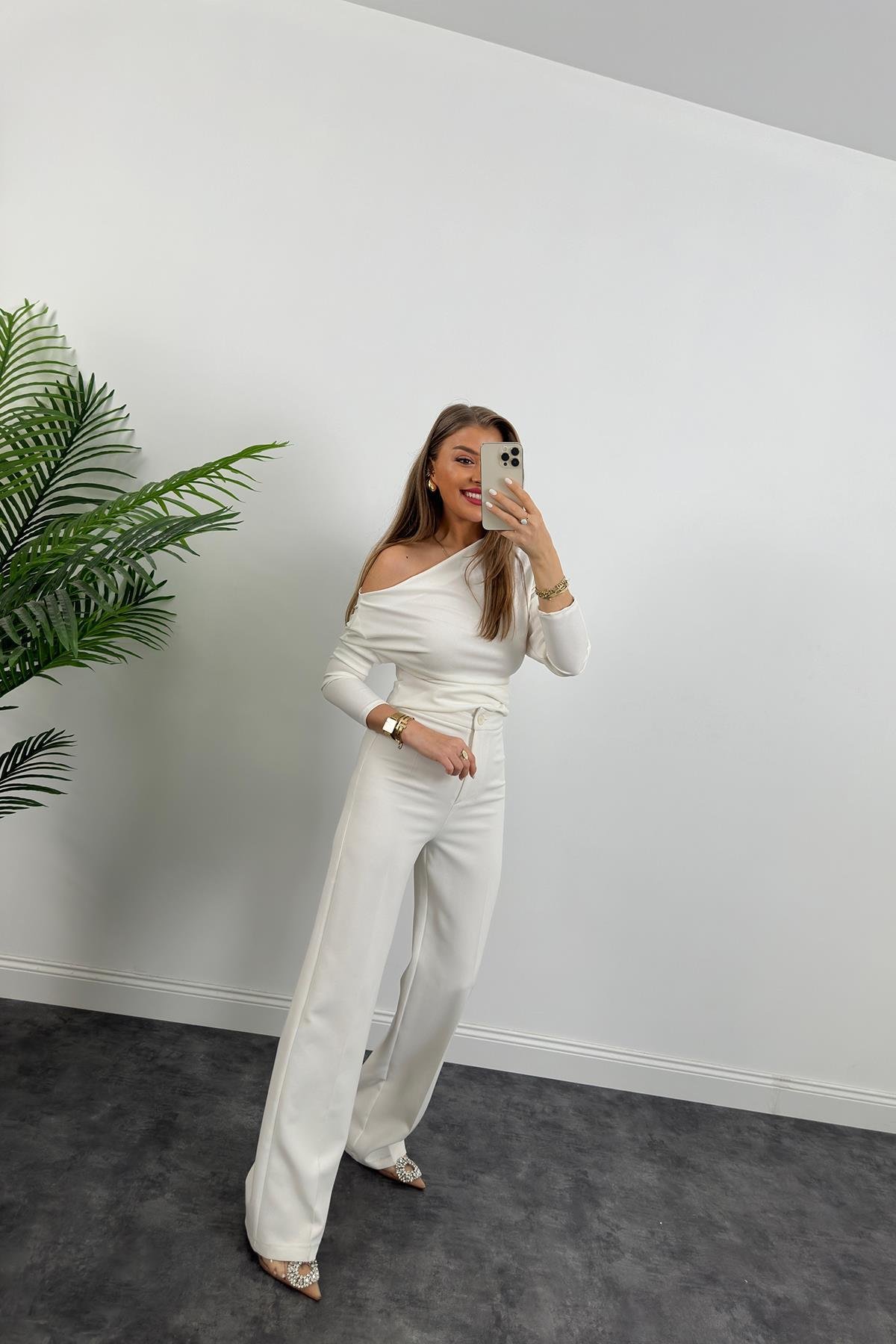 Düşük Omuz Drapeli Asimetrik Krep Bluz Beyaz