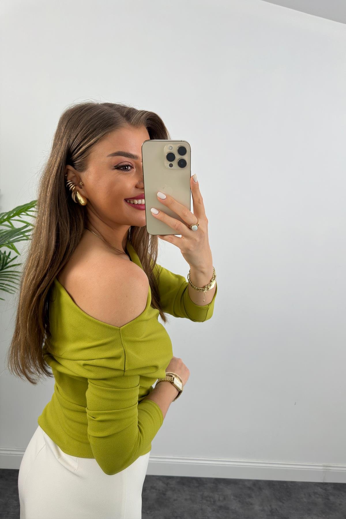 Düşük Omuz Drapeli Asimetrik Krep Bluz Yeşil