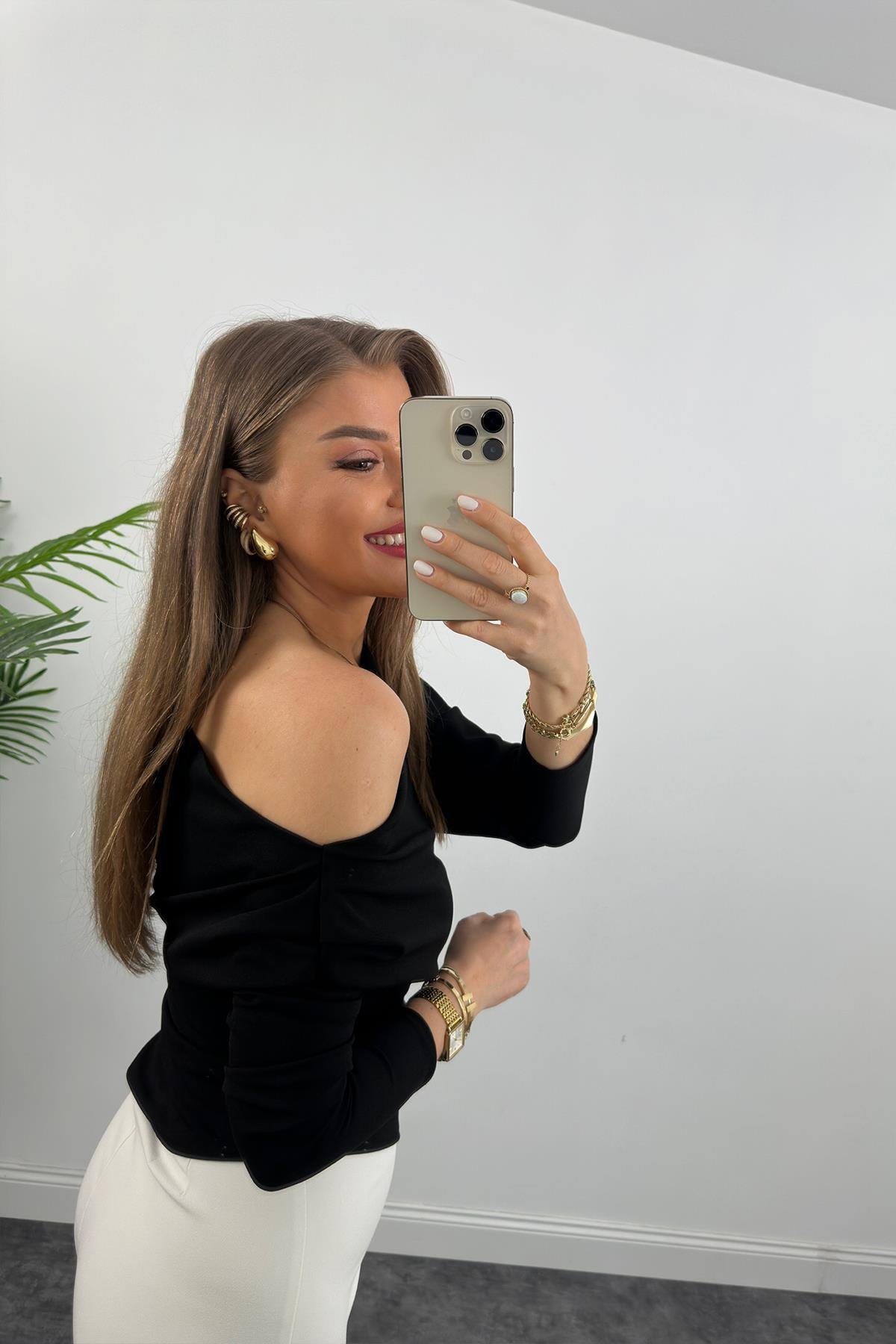 Düşük Omuz Drapeli Asimetrik Krep Bluz Siyah