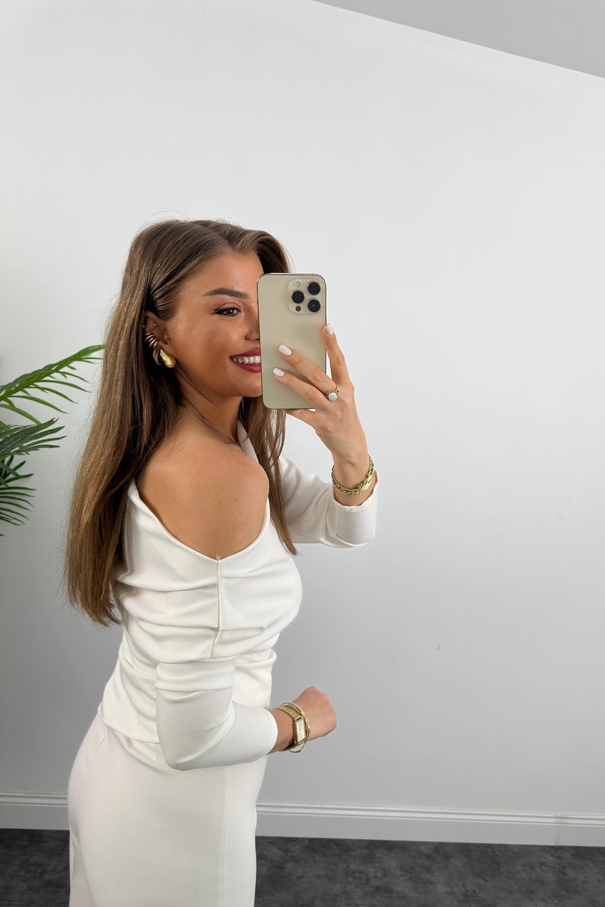 Düşük Omuz Drapeli Asimetrik Krep Bluz Beyaz