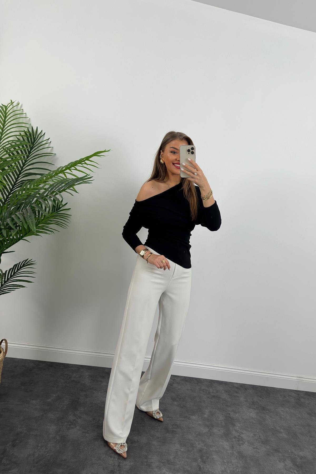 Düşük Omuz Drapeli Asimetrik Krep Bluz Siyah