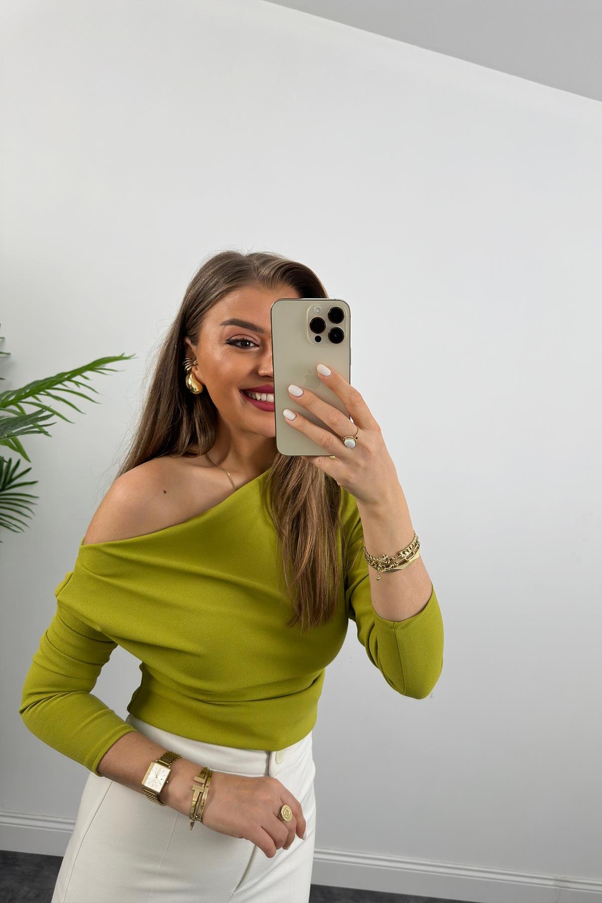 Düşük Omuz Drapeli Asimetrik Krep Bluz Yeşil