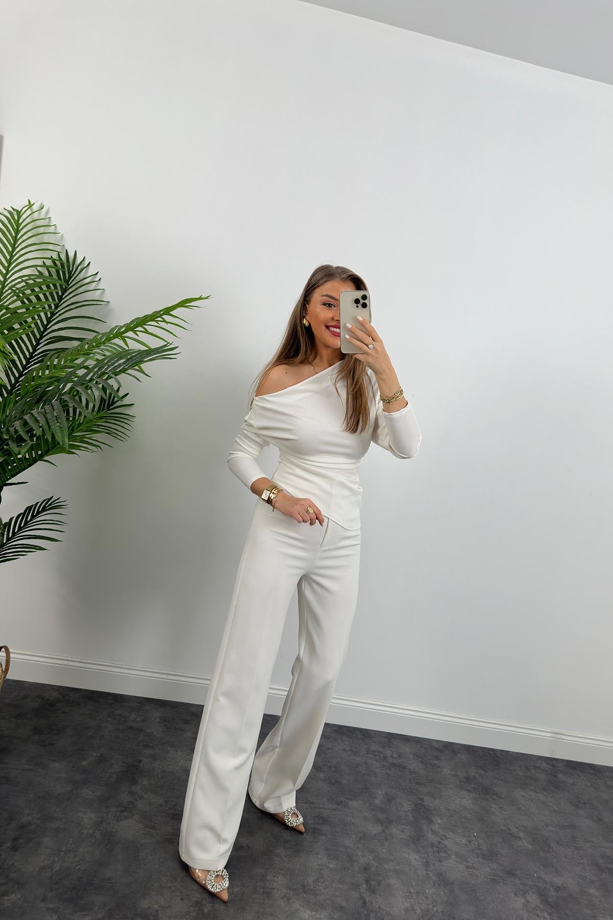 Düşük Omuz Drapeli Asimetrik Krep Bluz Beyaz