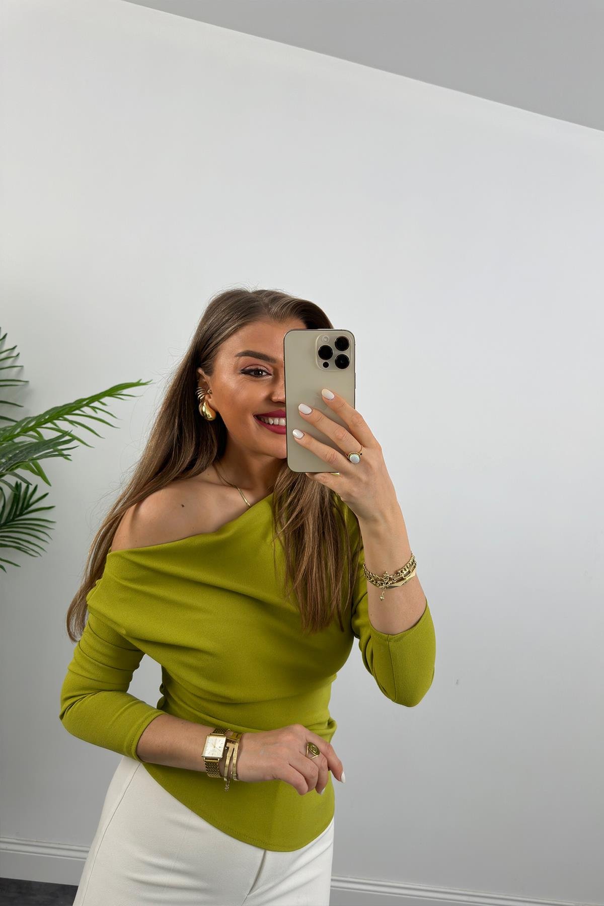 Düşük Omuz Drapeli Asimetrik Krep Bluz Yeşil