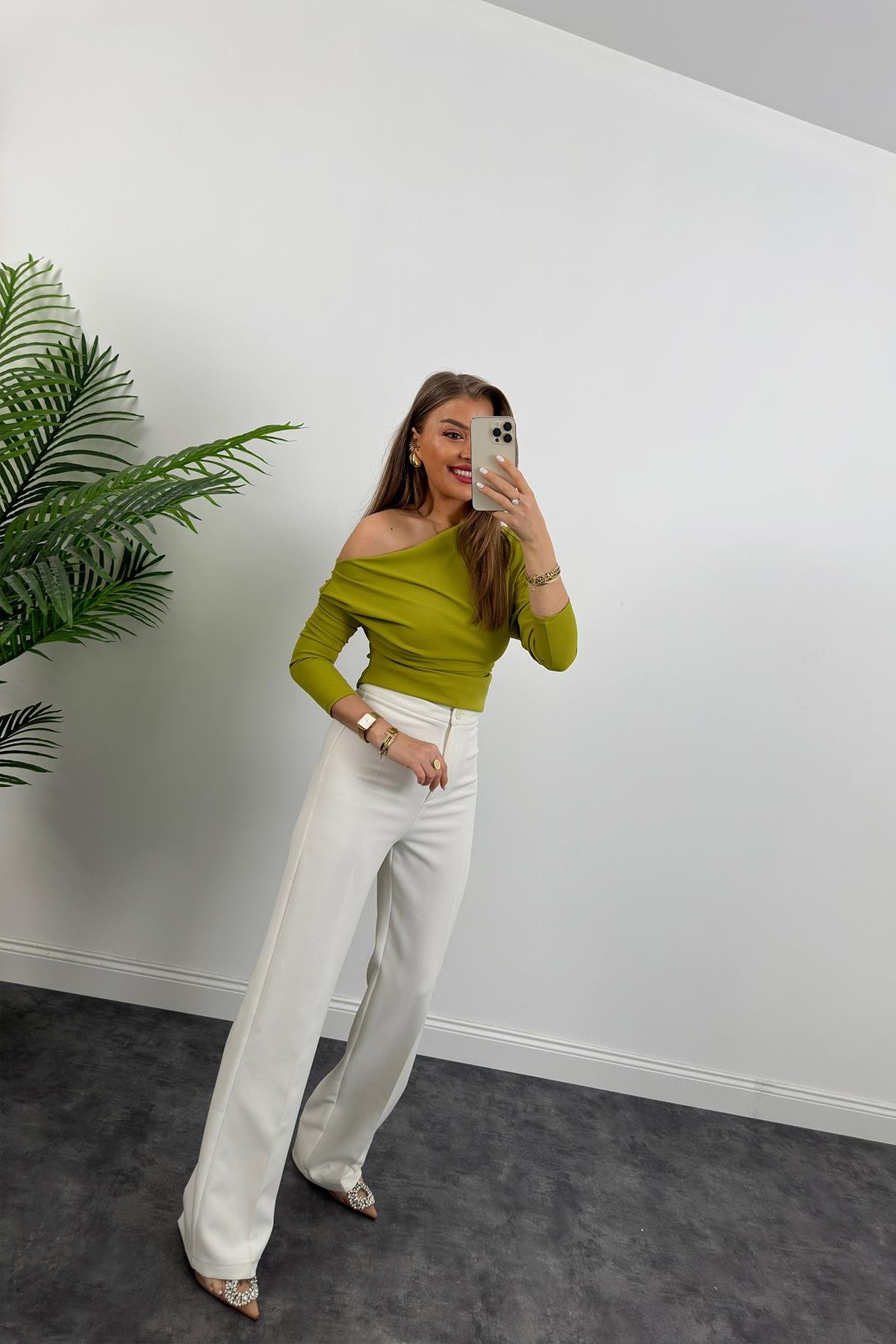 Düşük Omuz Drapeli Asimetrik Krep Bluz Yeşil