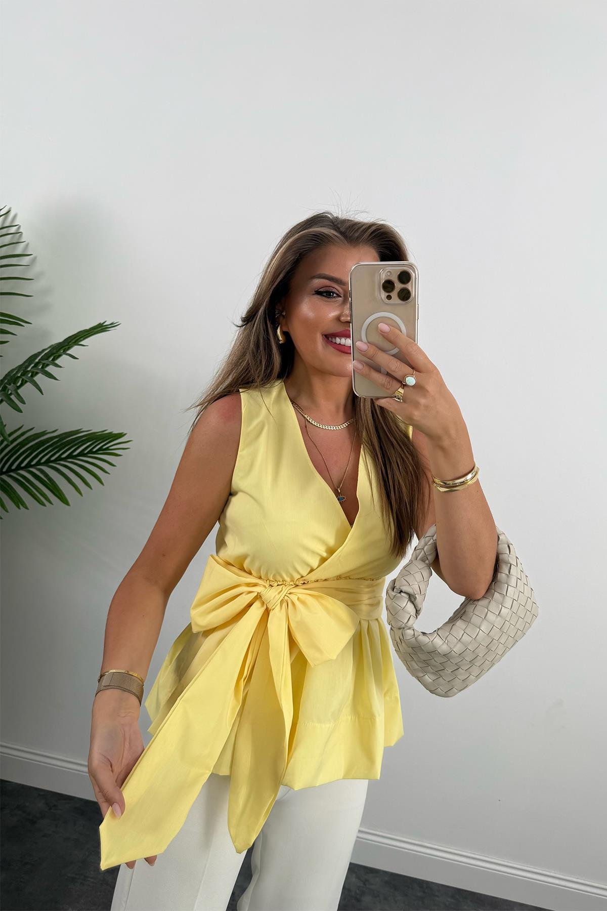 Eteği Valonlu Beli Kuşaklı Kruvaze Poplin Bluz Tatlı Sarı