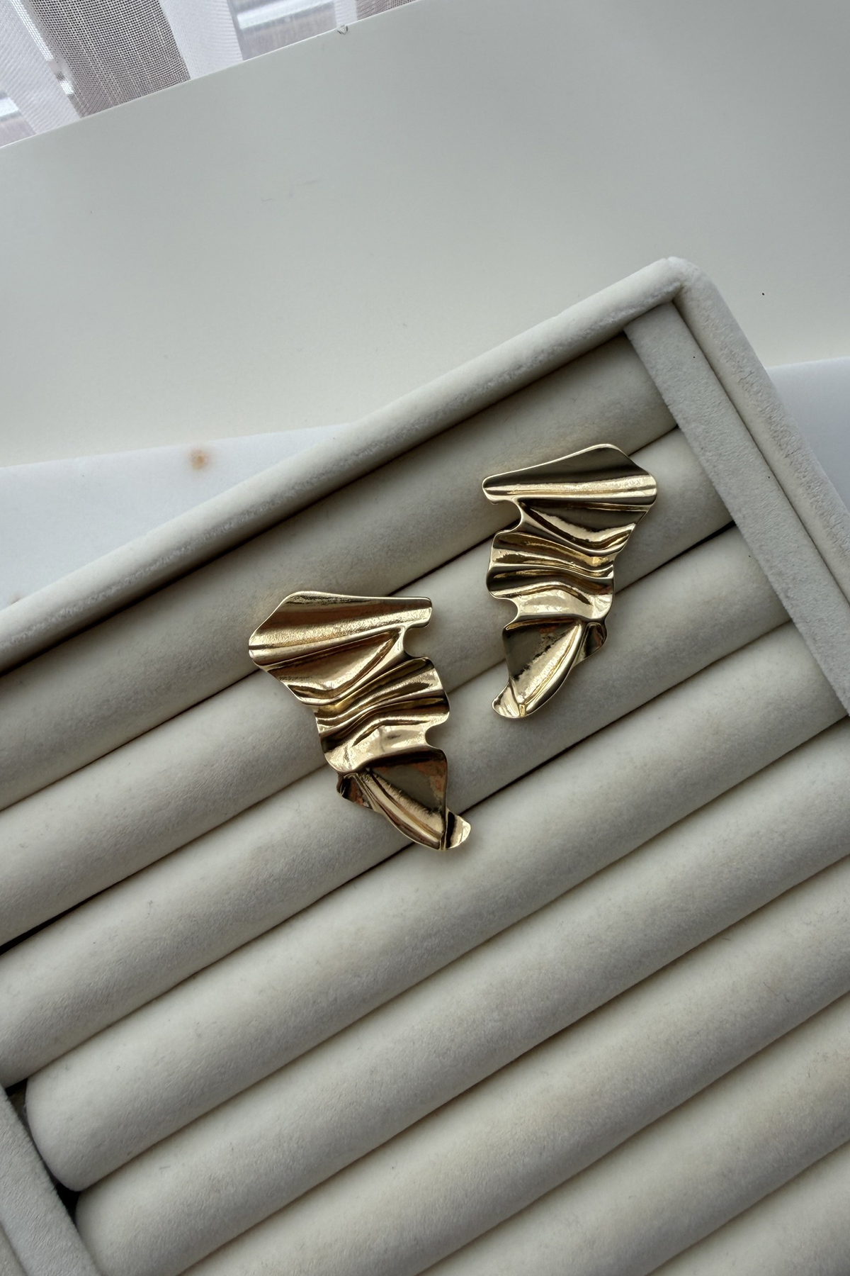 Marka Model Katlamalı Plaka Gold Küpe
