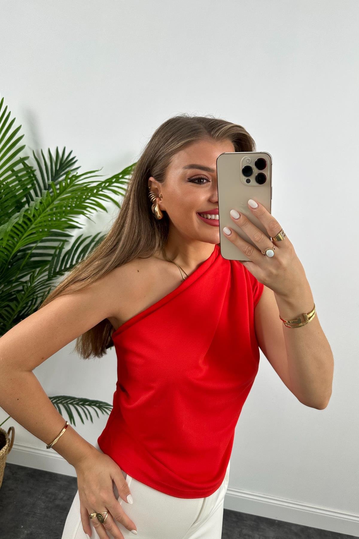 Marka Model Likralı Drapeli Tek Omuz Tasarım Bluz Kırmızı