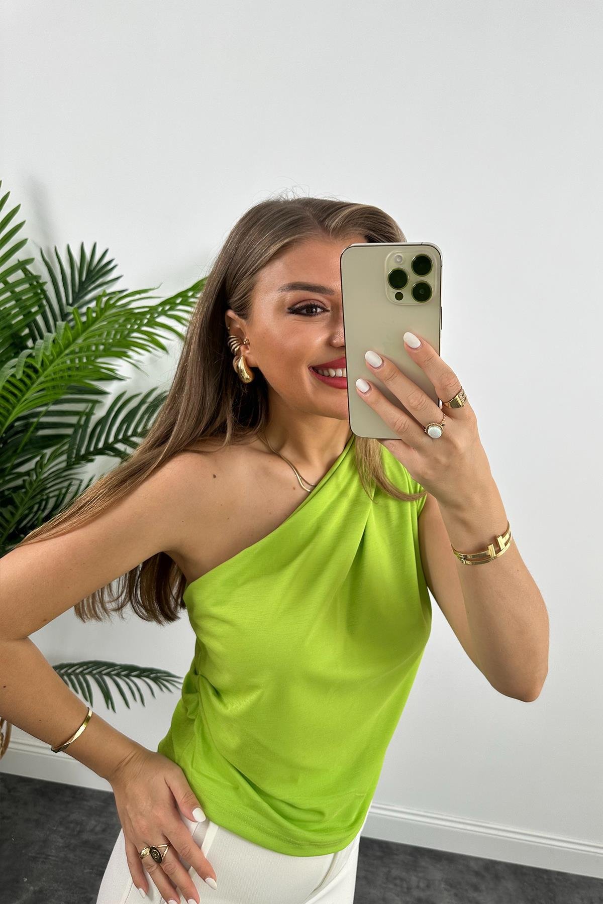 Marka Model Likralı Drapeli Tek Omuz Tasarım Bluz Yeşil