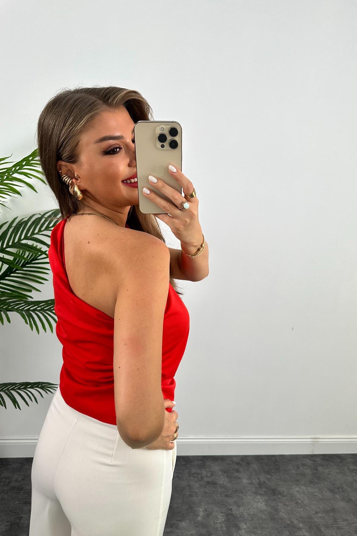 Marka Model Likralı Drapeli Tek Omuz Tasarım Bluz Kırmızı