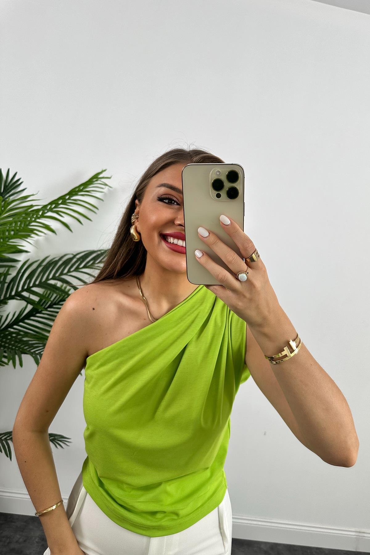 Marka Model Likralı Drapeli Tek Omuz Tasarım Bluz Yeşil