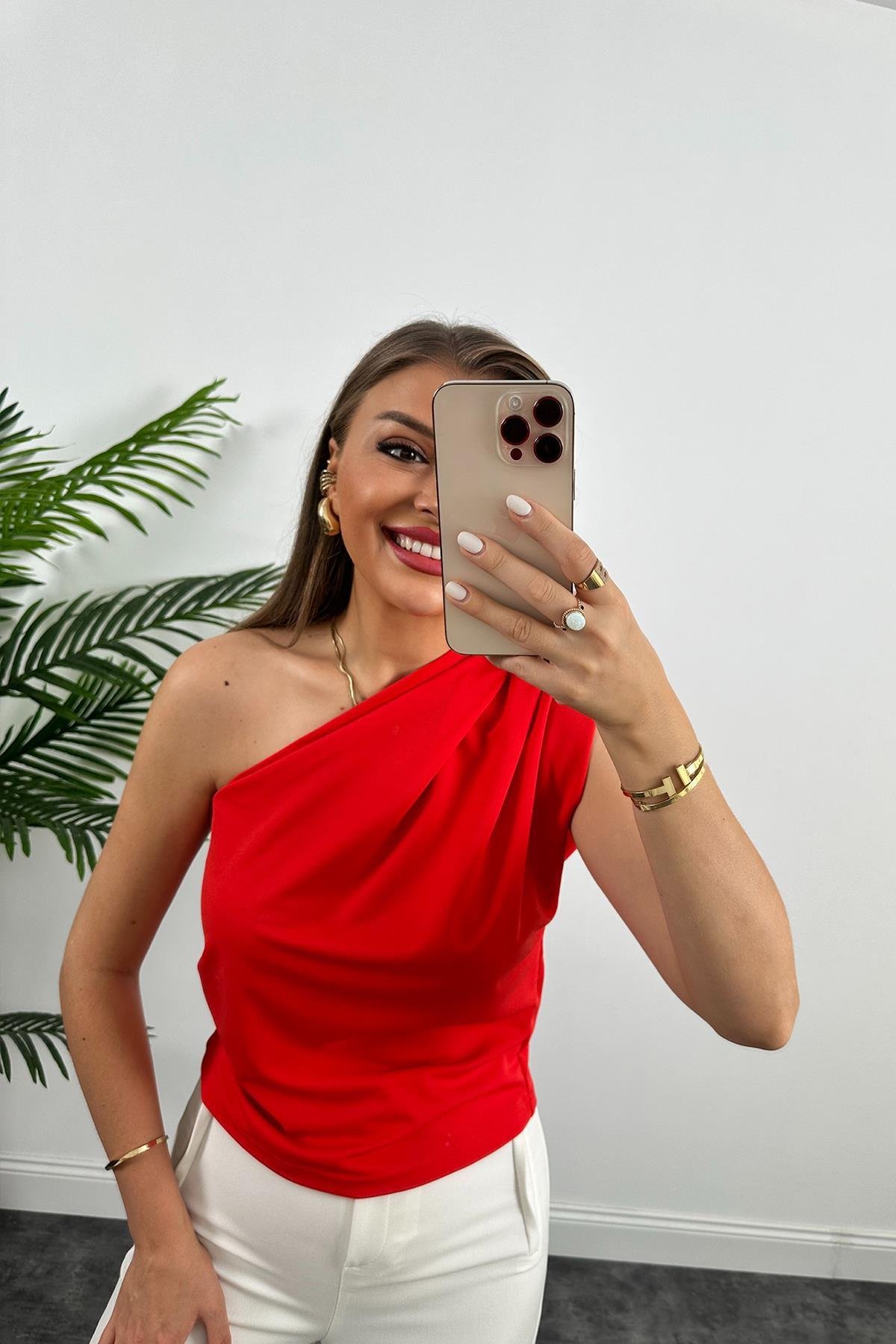 Marka Model Likralı Drapeli Tek Omuz Tasarım Bluz Kırmızı