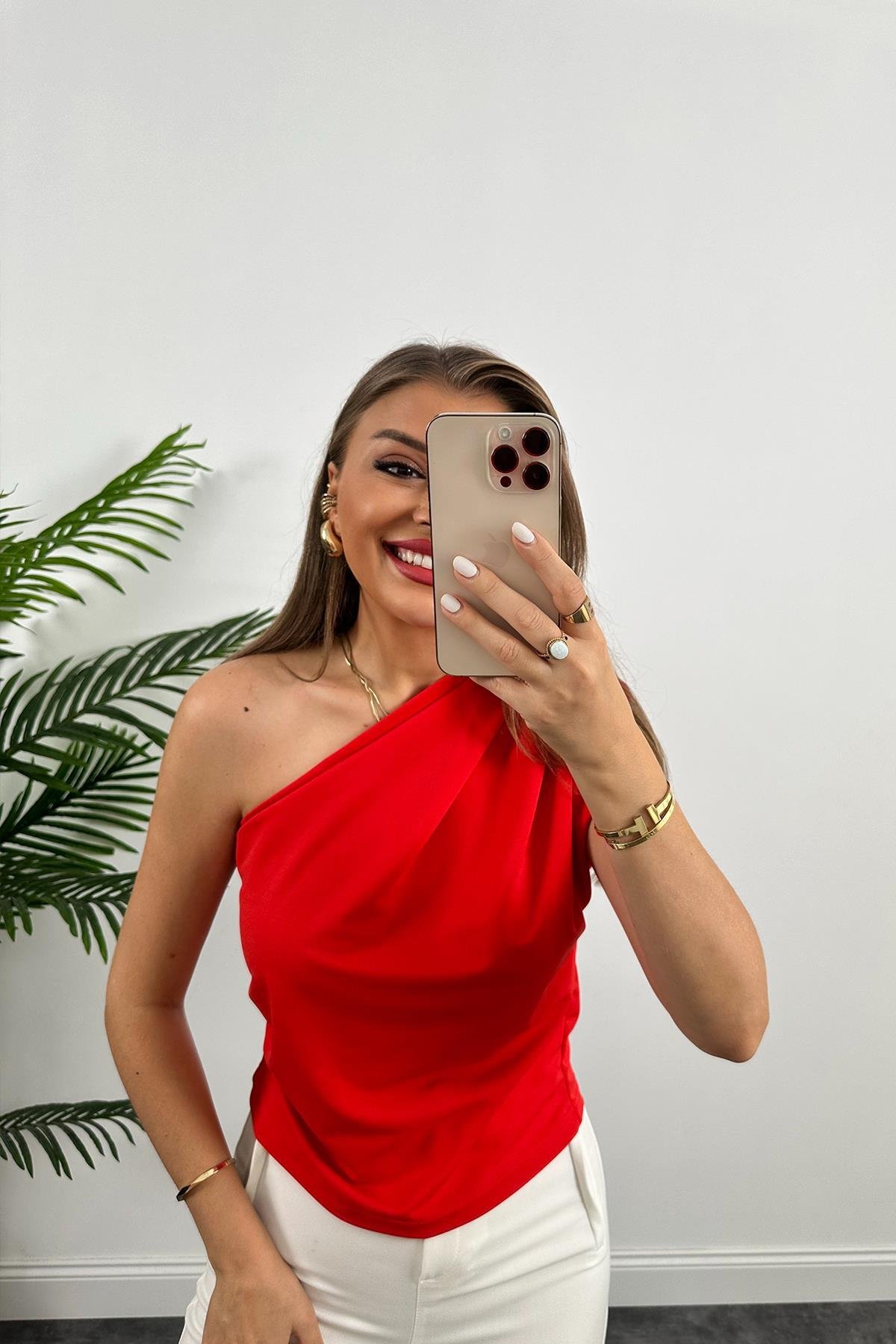 Marka Model Likralı Drapeli Tek Omuz Tasarım Bluz Kırmızı