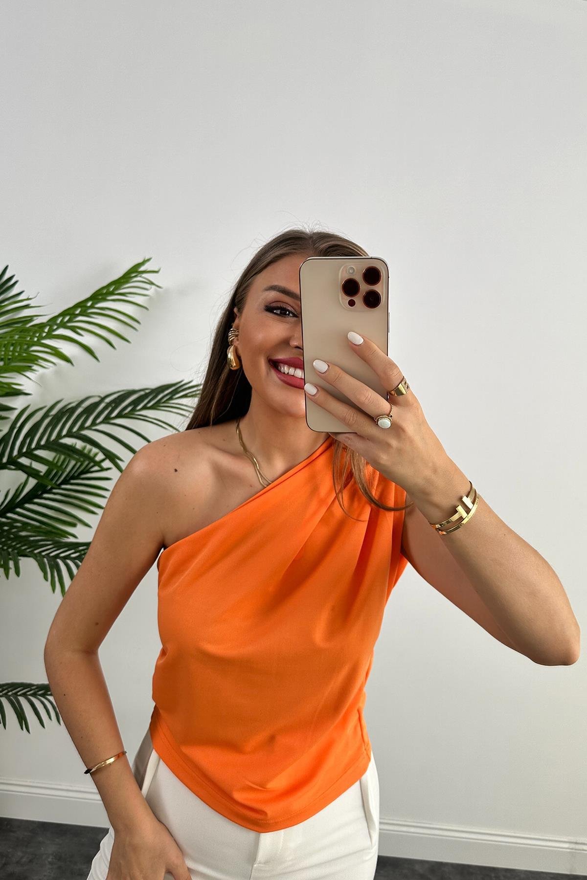 Marka Model Likralı Drapeli Tek Omuz Tasarım Bluz Turuncu