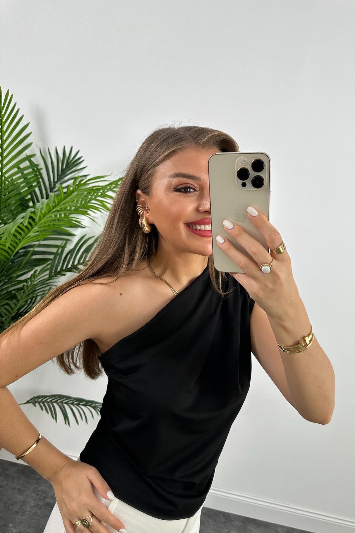 Marka Model Likralı Drapeli Tek Omuz Tasarım Bluz Siyah