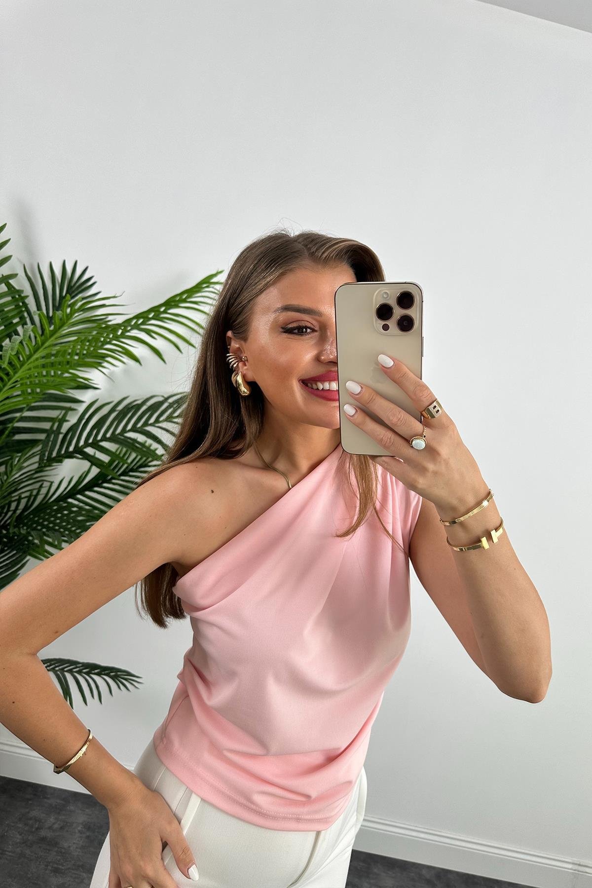 Marka Model Likralı Drapeli Tek Omuz Tasarım Bluz Pembe