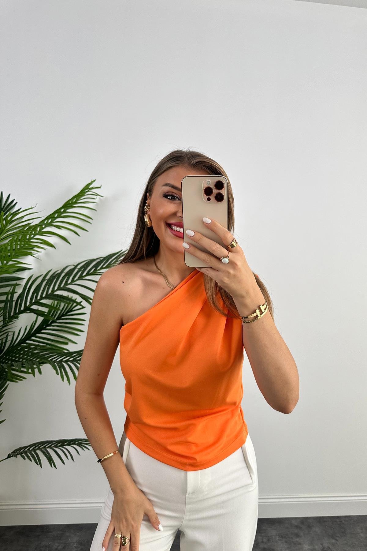 Marka Model Likralı Drapeli Tek Omuz Tasarım Bluz Turuncu