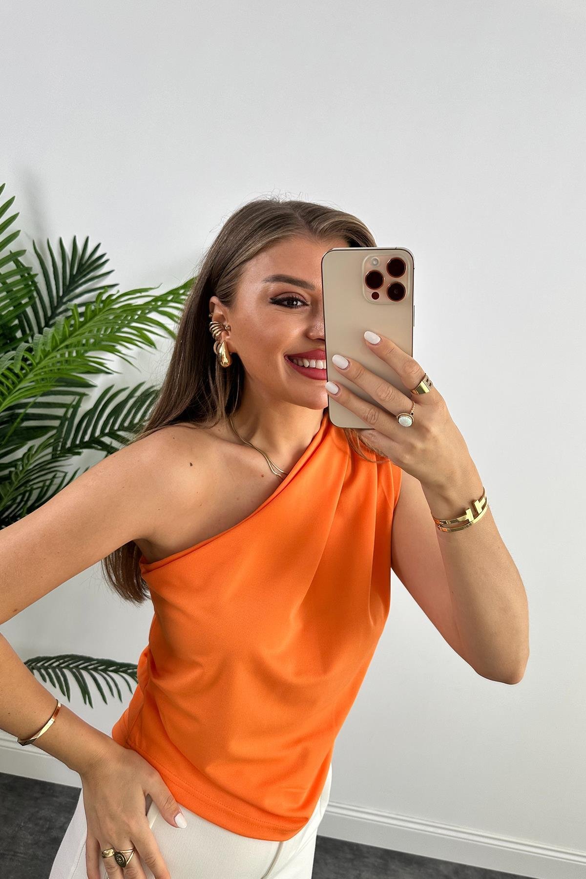 Marka Model Likralı Drapeli Tek Omuz Tasarım Bluz Turuncu