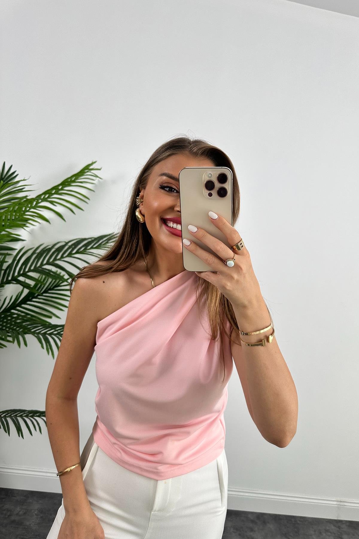 Marka Model Likralı Drapeli Tek Omuz Tasarım Bluz Pembe