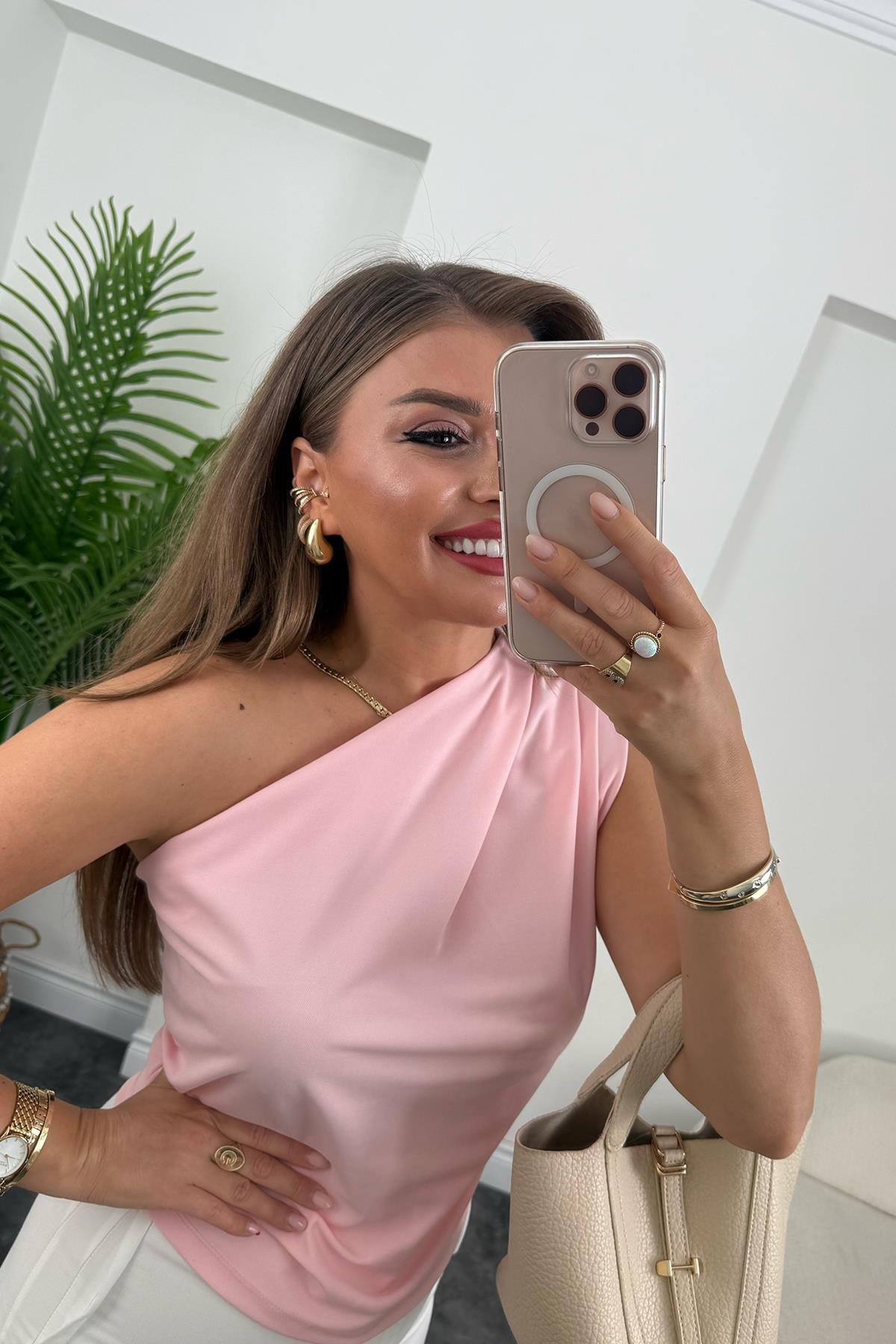 Marka Model Likralı Drapeli Tek Omuz Tasarım Bluz Pembe 