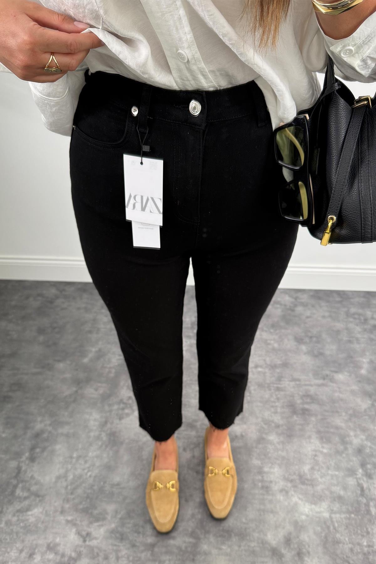 Premium Kalite Paçası Kesik Likralı Siyah Boyfit Jean