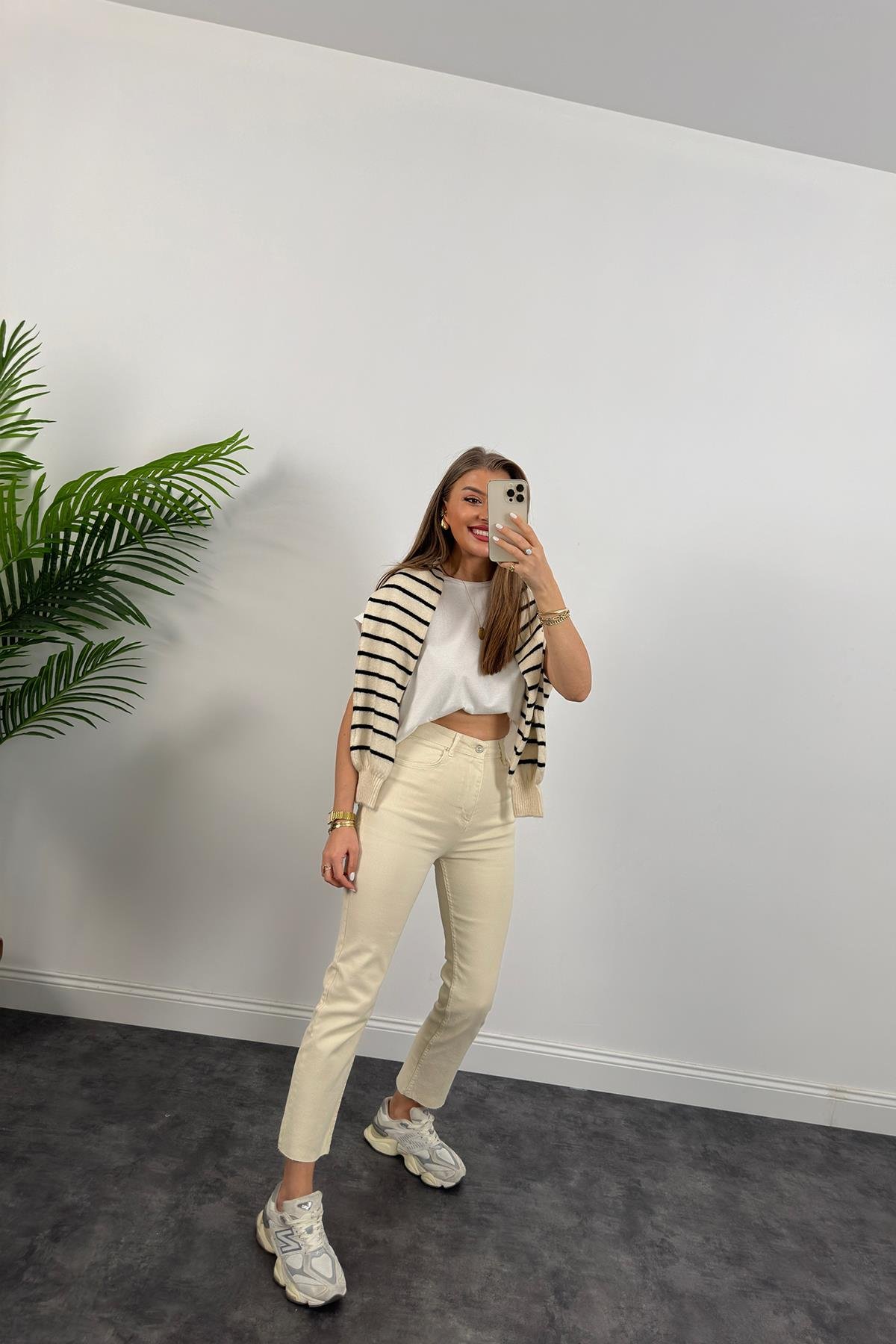 Premium Kalite Paçası Kesik Toparlayıcı Likralı BoyFit Jean Taş