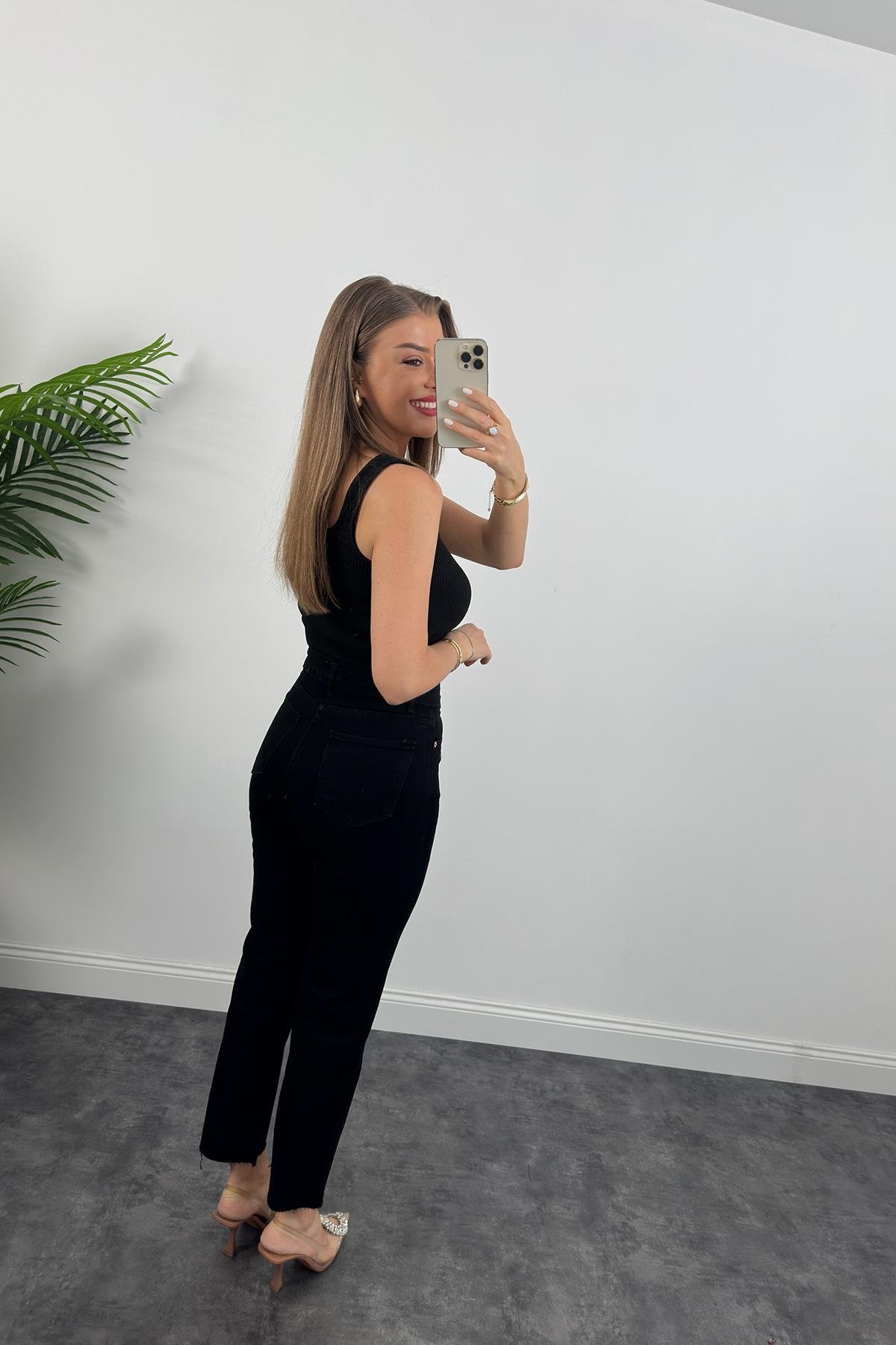 Premium Kalite Paçası Kesik Toparlayıcı Boyfit Jean Siyah