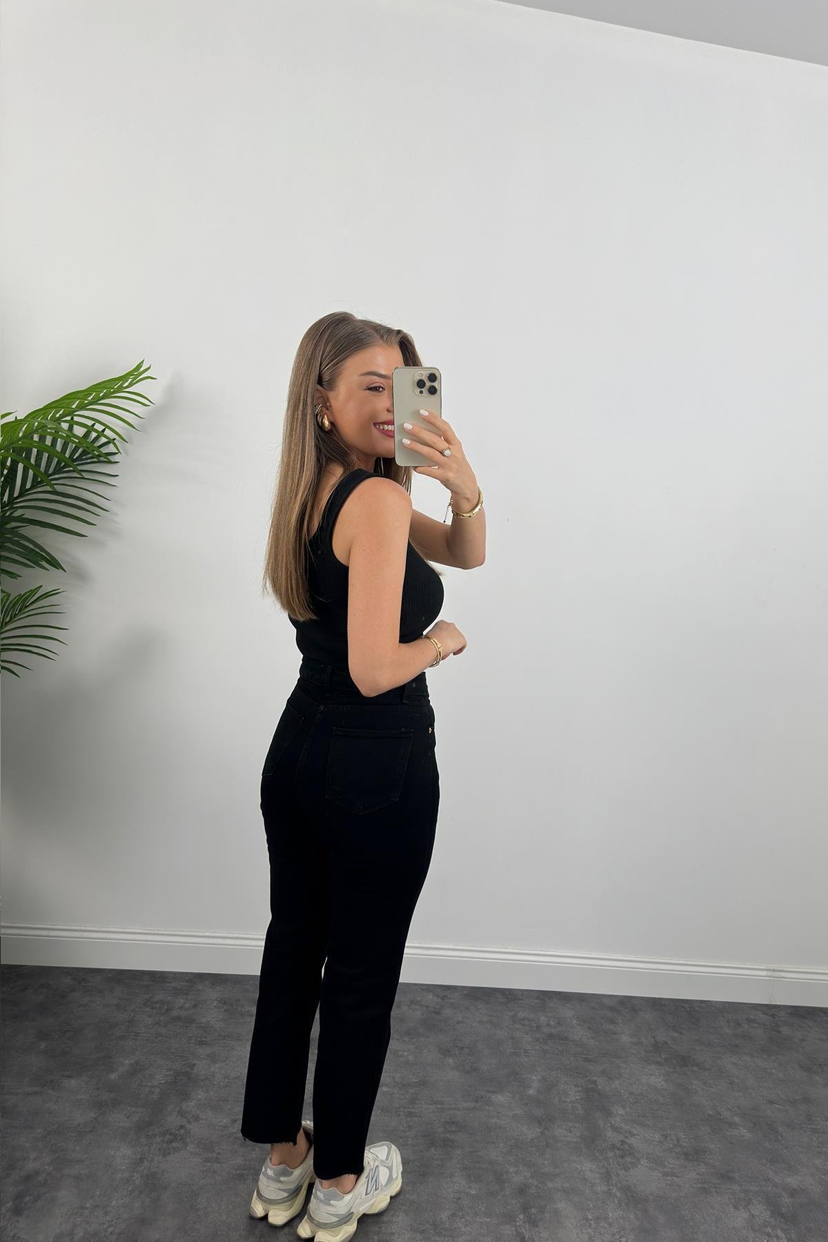 Premium Kalite Paçası Kesik Toparlayıcı Boyfit Jean Siyah