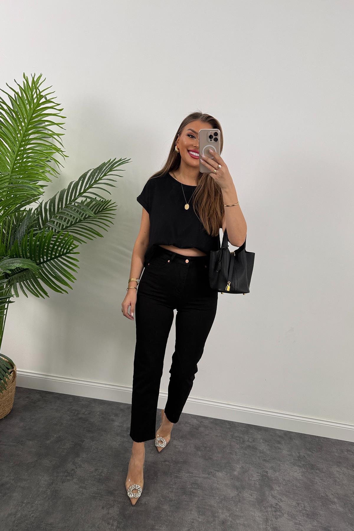 Premium Kalite Paçası Kesik Toparlayıcı Boyfit Jean Siyah 