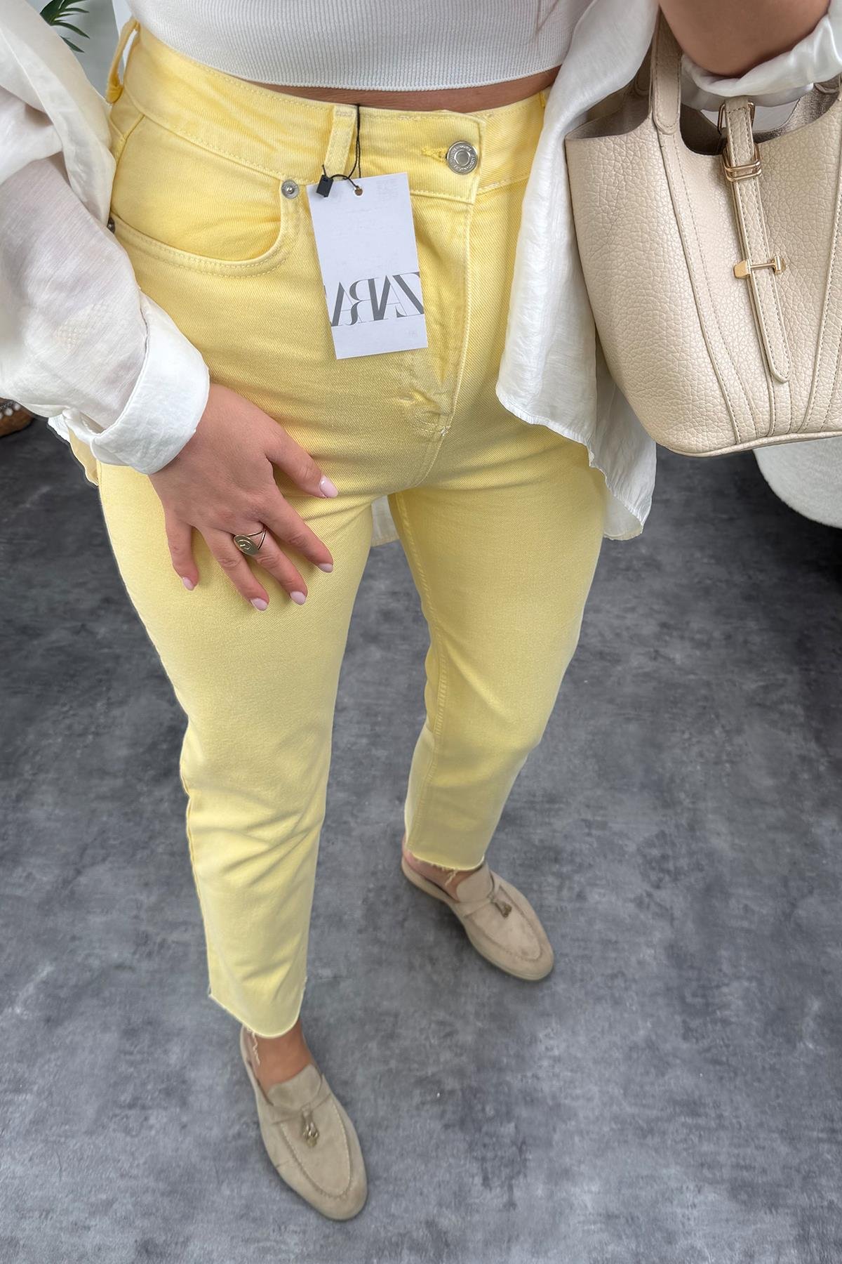 Premium Kalite Paçası Kesik Toparlayıcı Boyfit Jean Sarı