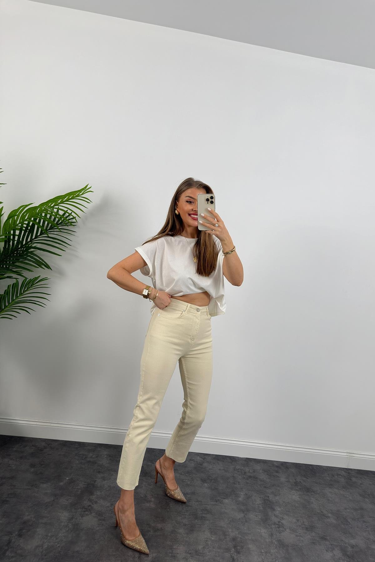 Premium Kalite Paçası Kesik Toparlayıcı Likralı BoyFit Jean Taş