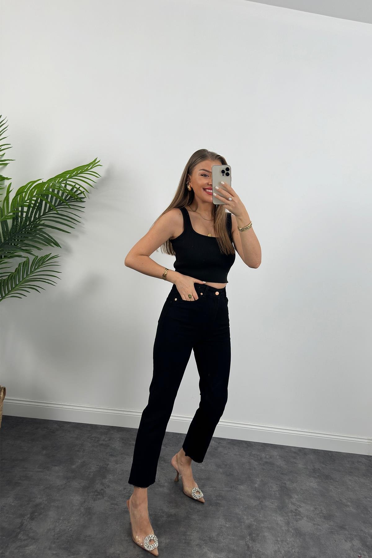 Premium Kalite Paçası Kesik Toparlayıcı Boyfit Jean Siyah