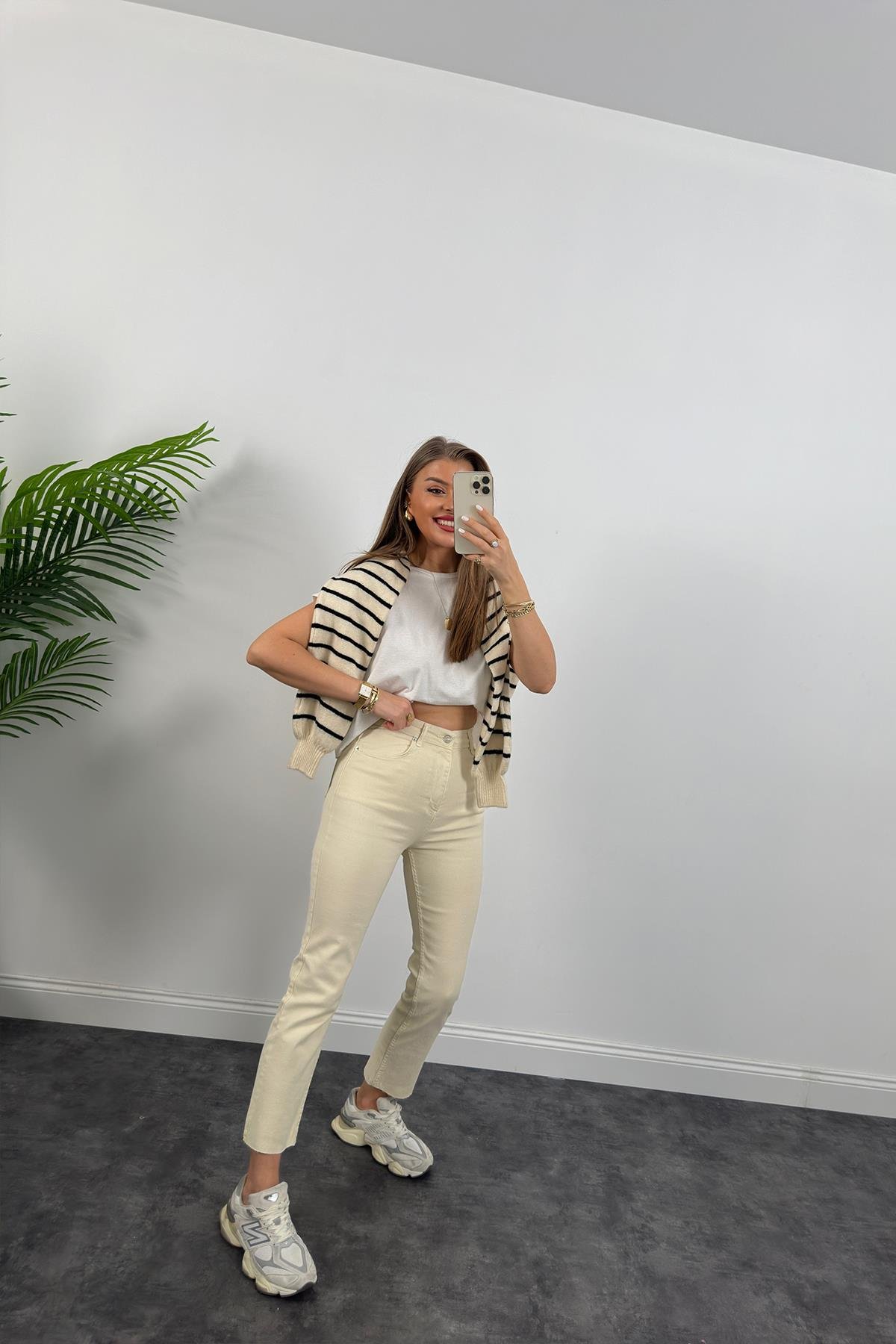 Premium Kalite Paçası Kesik Toparlayıcı Likralı BoyFit Jean Taş