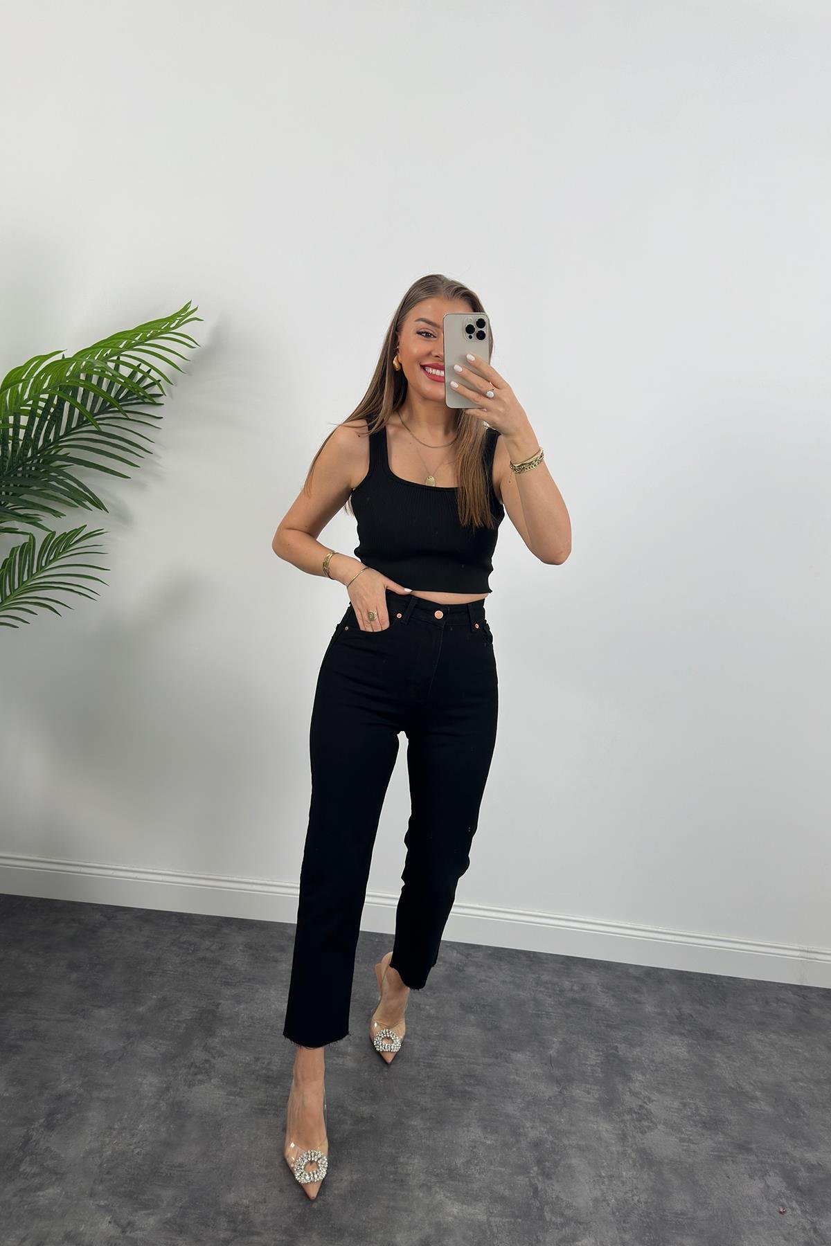 Premium Kalite Paçası Kesik Toparlayıcı Boyfit Jean Siyah